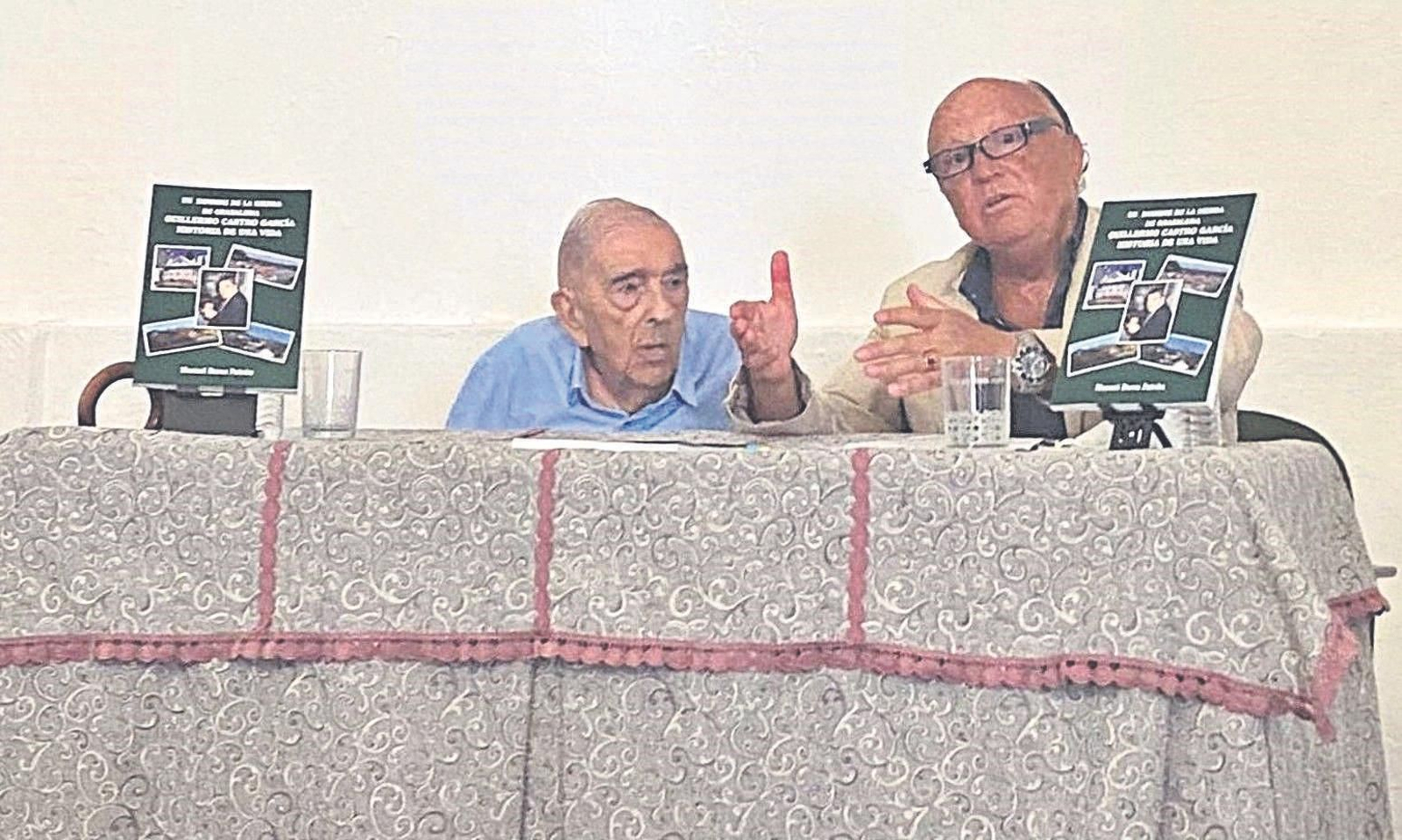 El autor del libro, Manuel Barea Patrón, con su protagonista, Guillermo Castro García, durante el acto de presentación, en la iglesia de San Juan de Grazalema.