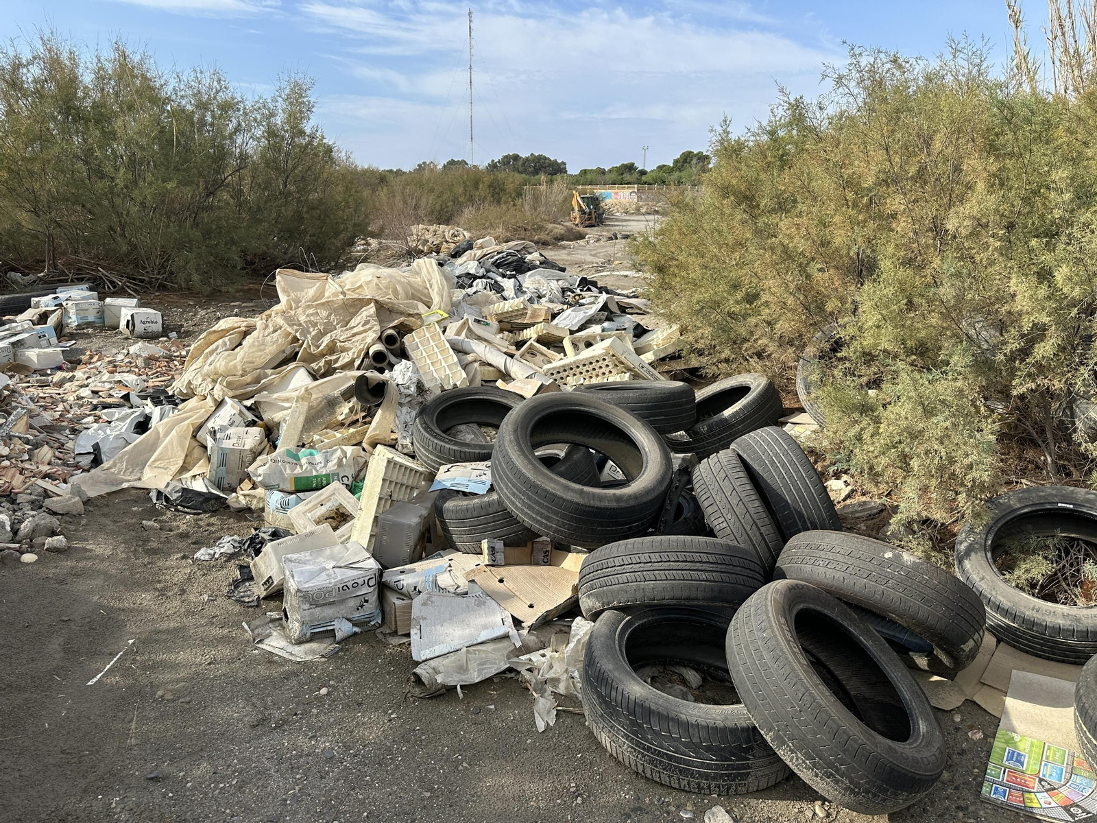 Neumáticos, escombros y plásticos en el cauce del río Andarax Neumáticos, escombros y plásticos en el cauce del río Andarax