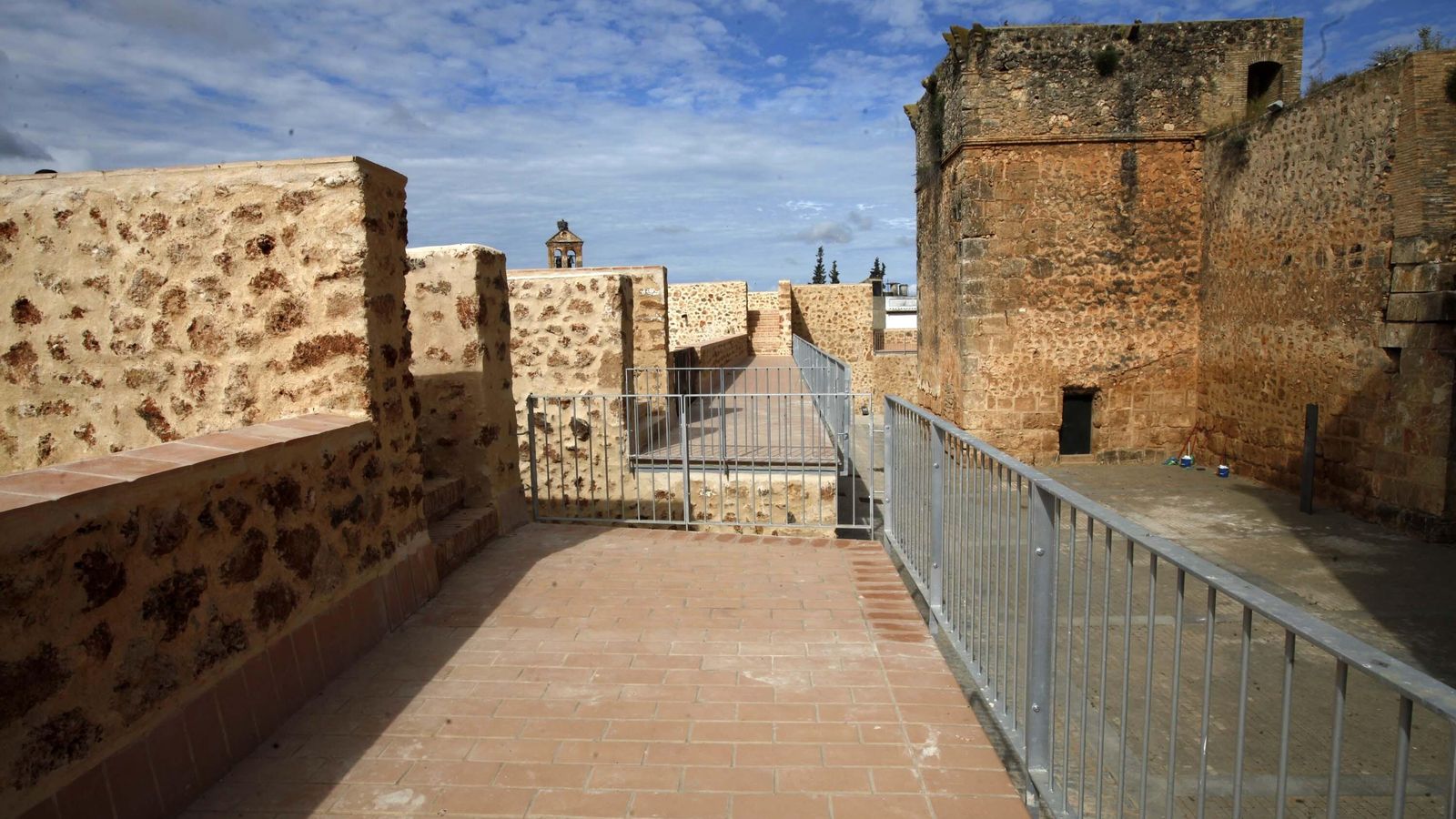 Tramo del adarve -o paseo de ronda- de la barbacana recientemente restaurada