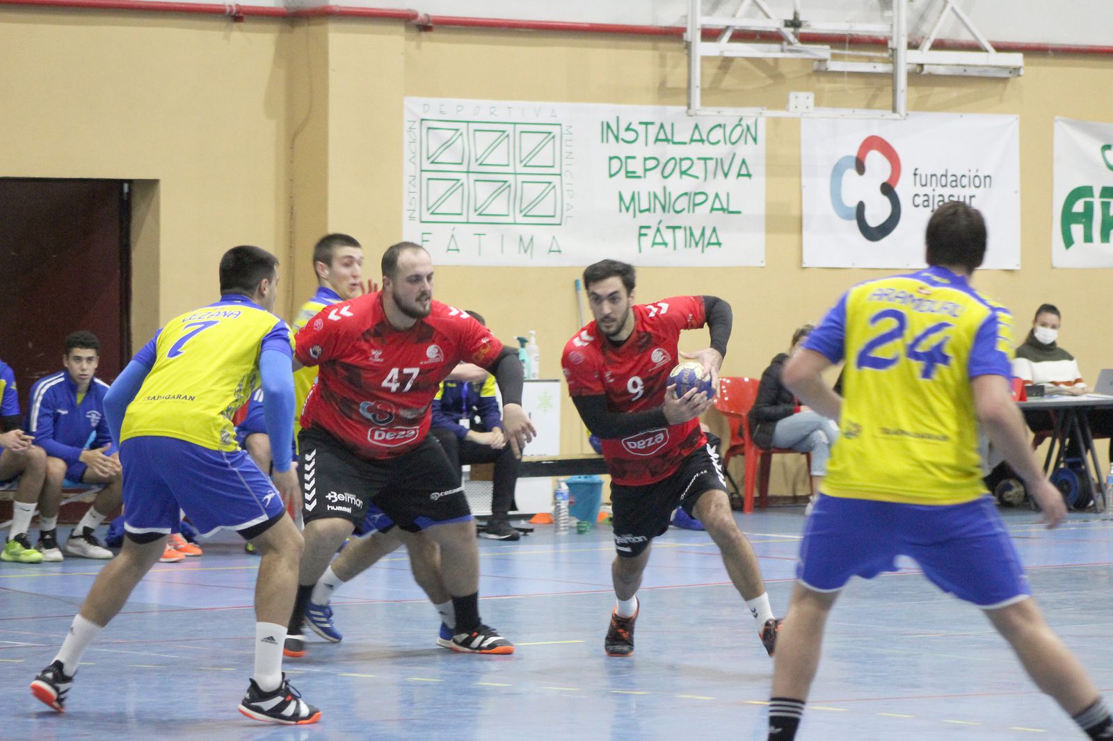 Esteban López intenta penetrar sobre la defensa rival con Julio Morgado en el bloqueo.