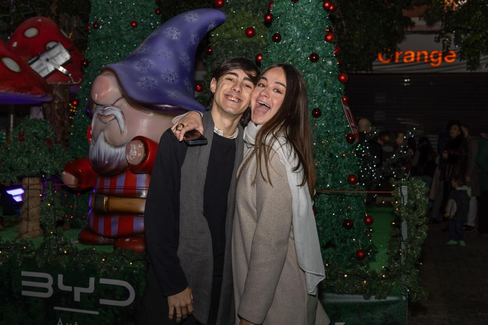 Los jiennenses disfrutan del centro de la ciudad, rodeados de un ambiente navideño