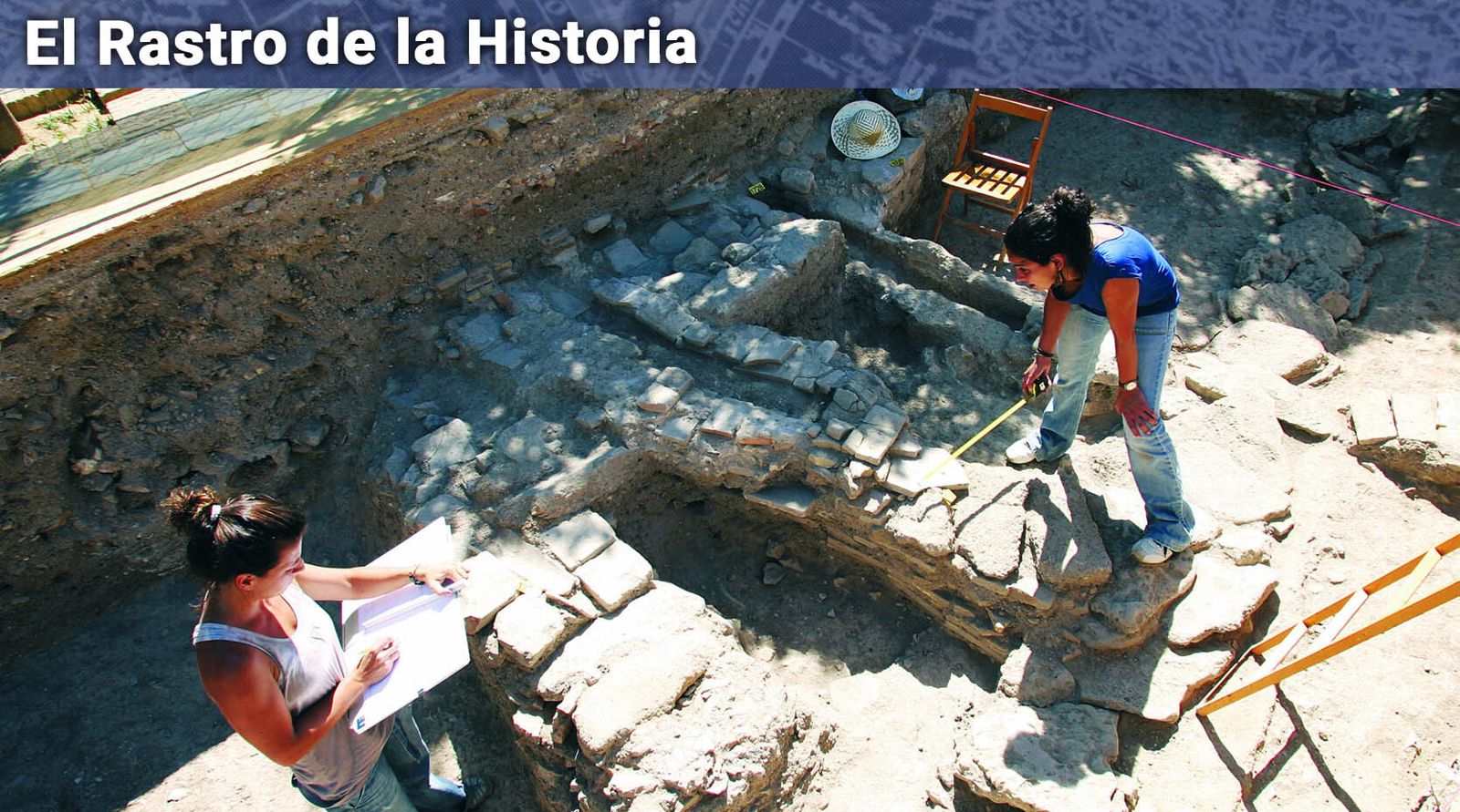 Arqueólogas trabajando en el yacimiento del Patio de Banderas.