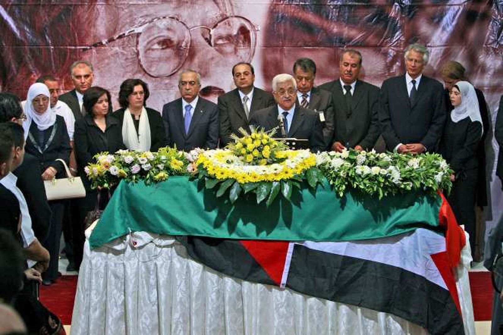 Miles de palestinos dan el último adiós a su poeta nacional Darwish