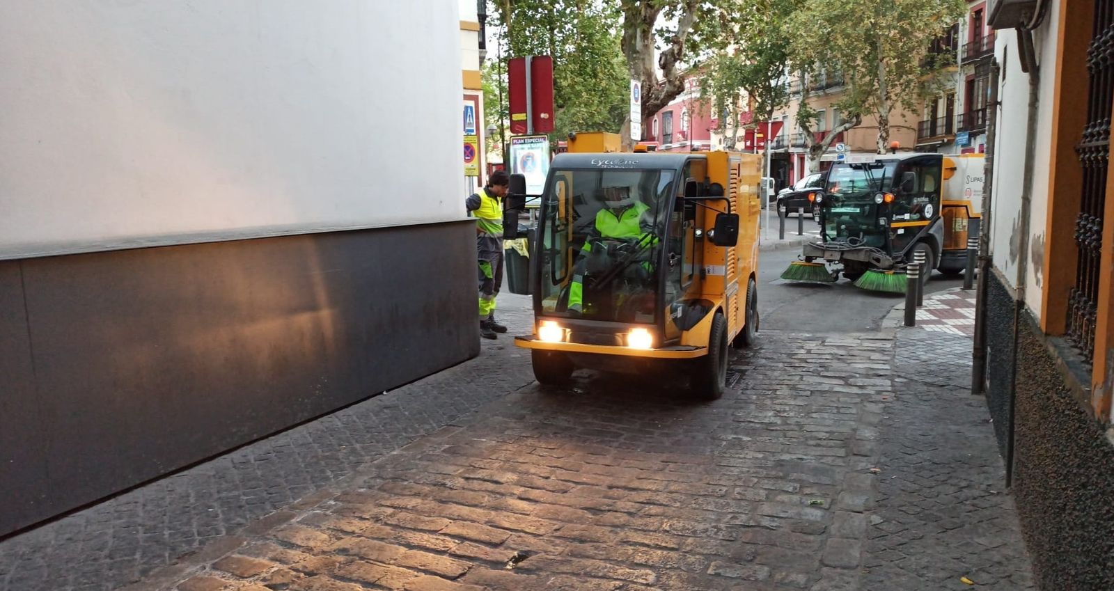 Dos vehículos de Lipasam limpian una calle del centro.