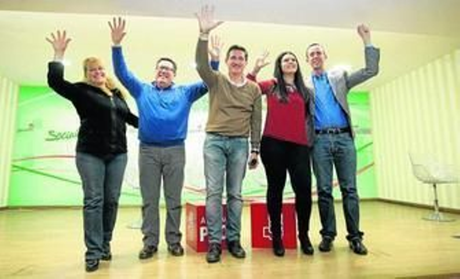 Los parlamentarios del PSOE resultantes tras las elecciones abren la maño en señal de los cinco escaños logrados en la provicia.