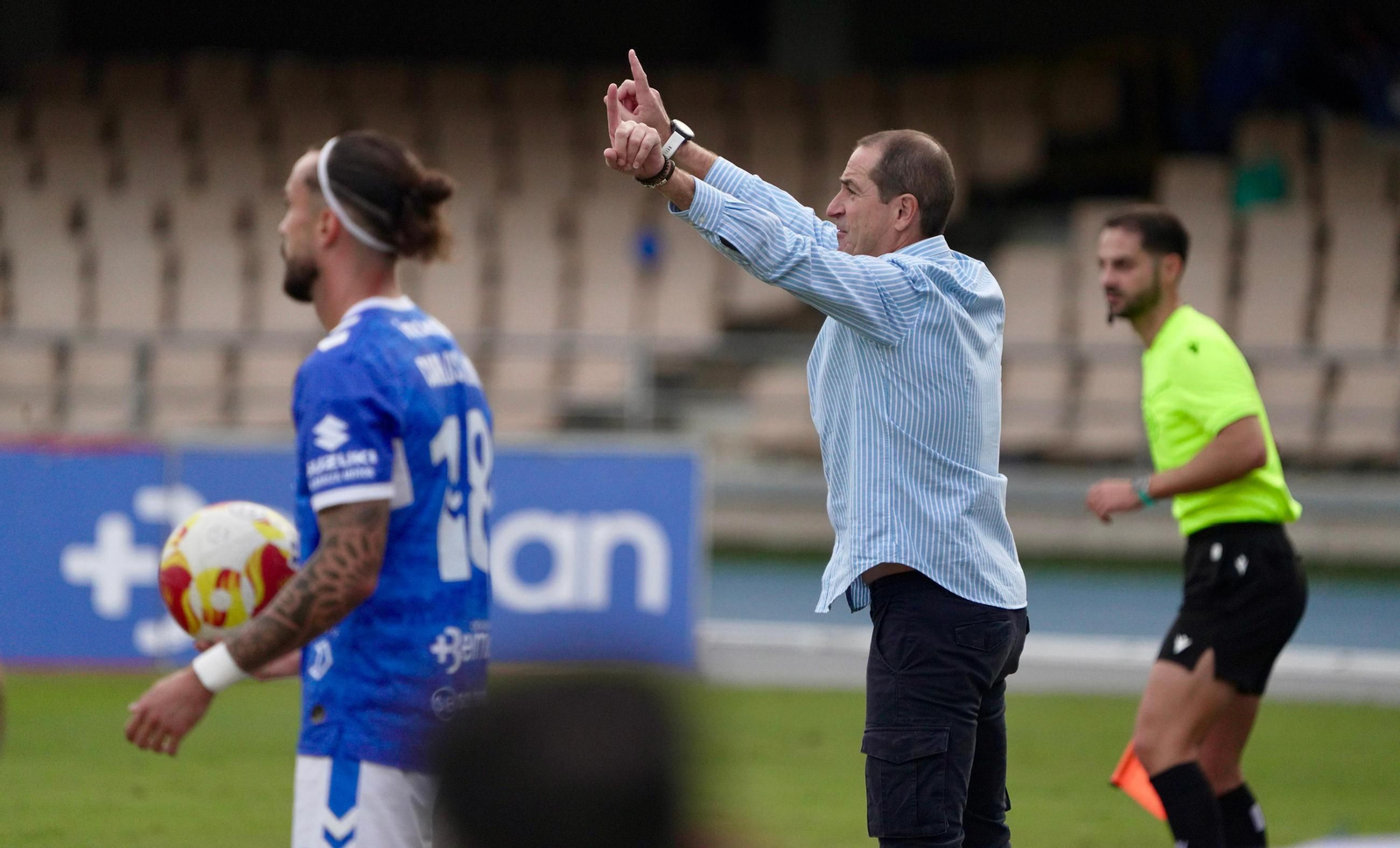 Diego Caro pide a sus jugadores que abran el campo. Diego Caro pide a sus jugadores que abran el campo.