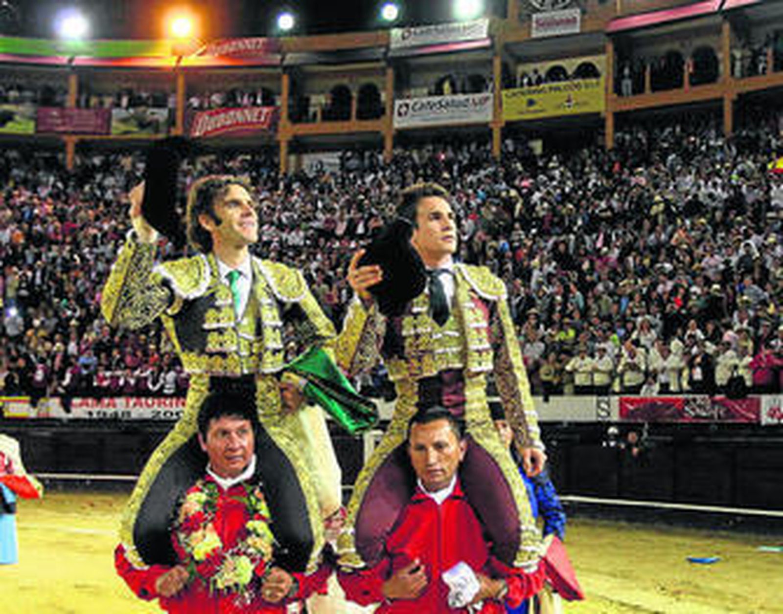 José Tomás y José María Manzanares son paseados en hombros en la Santamaría de Bogotá.