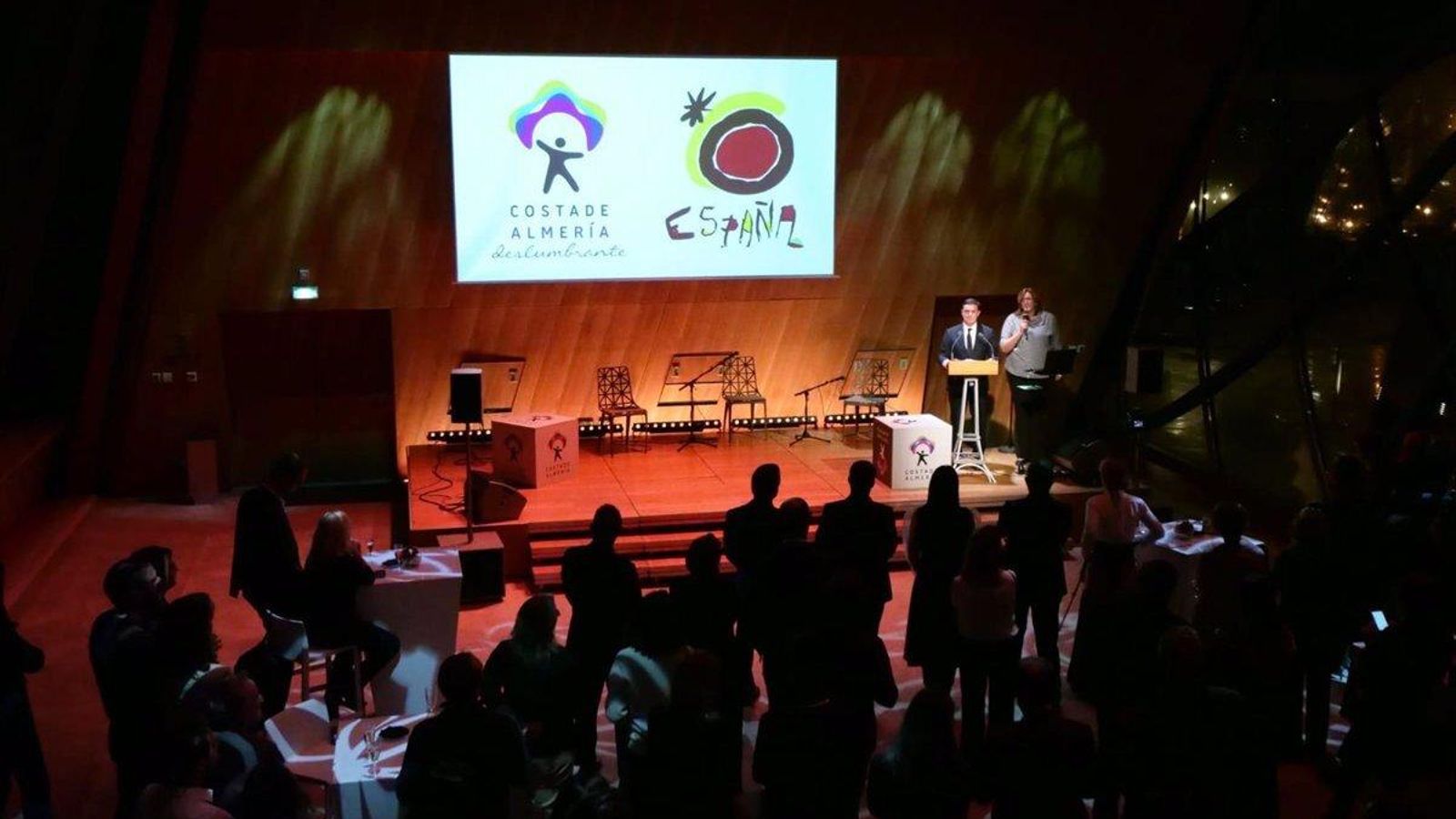 Presentación de Costa de Almería a la sociedad francesa desde la Torre Eiffel