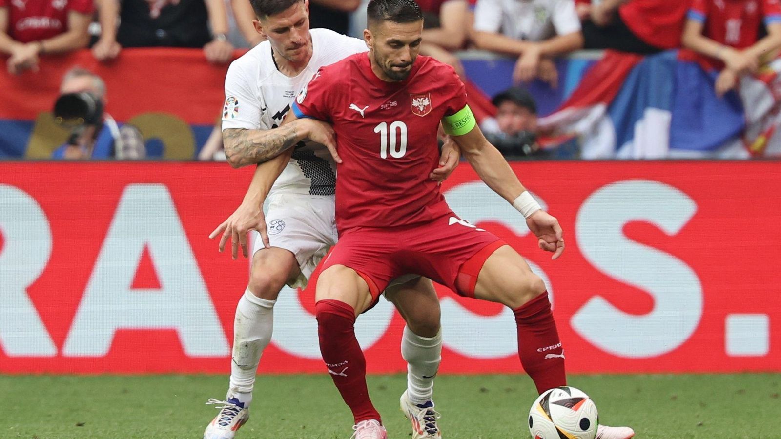 Dusan Tadic protege el esférico ante Erik Janza. Dusan Tadic protege el esférico ante Erik Janza.