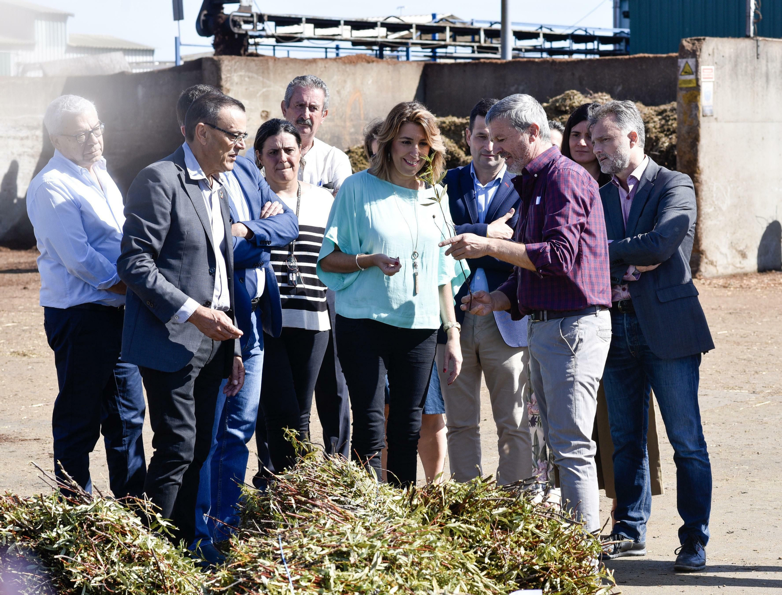 La secretaria general del PSOE-A, Susana Díaz, durante la visita ayer a la empresa puebleña Biolandes, dedicada al tratamiento de la jara.