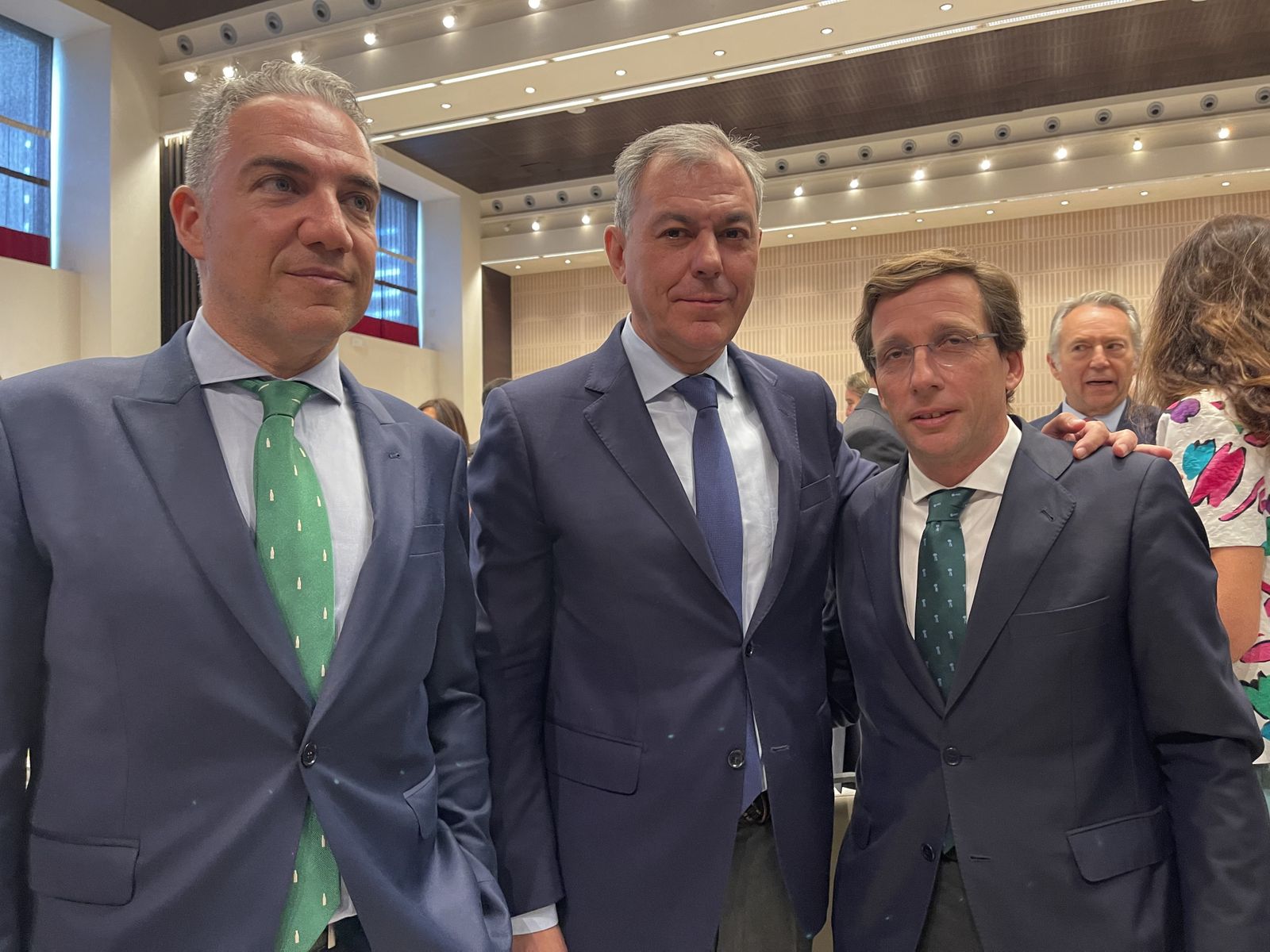 Elías Bendodo, José Luis Sanz y José Luis Martínez-Almeida.