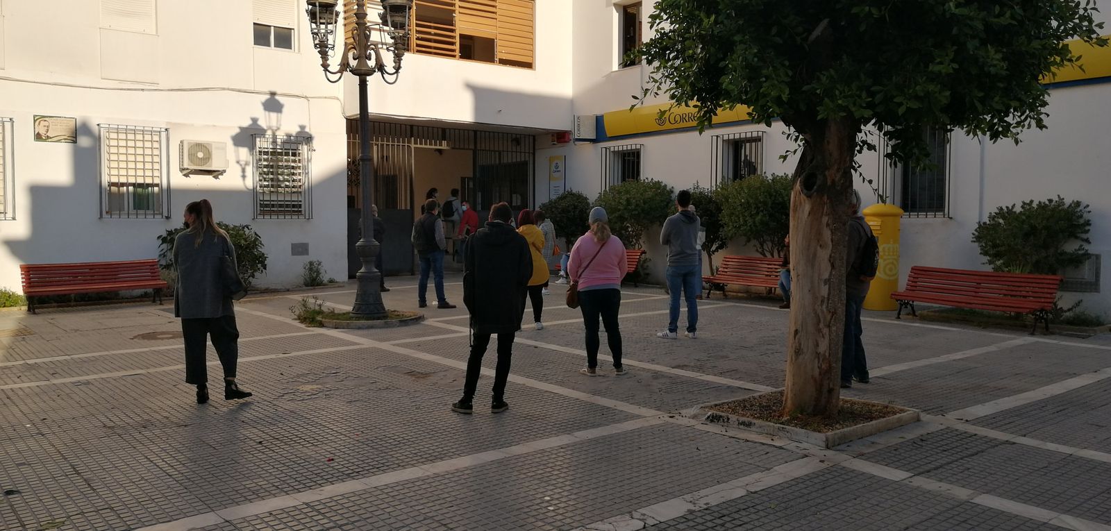 Colas en la oficia de Correos de Puerto Real