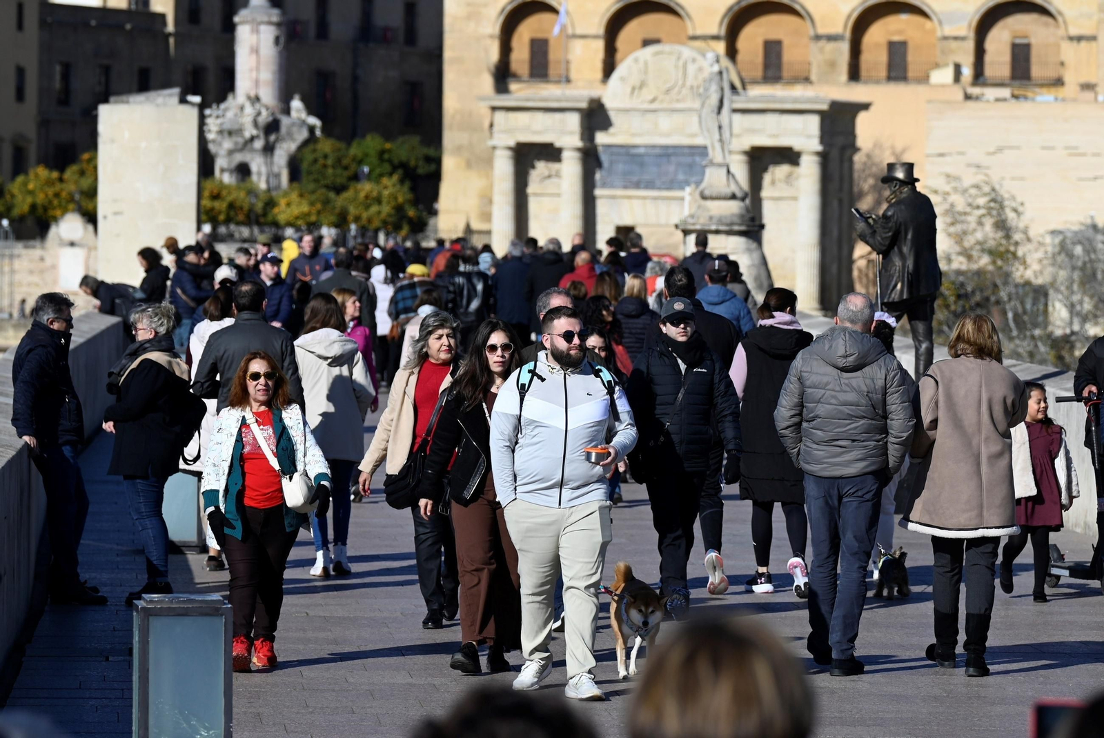 Los cordobeses salen a la calle en el primer día de 2025, en imágenes