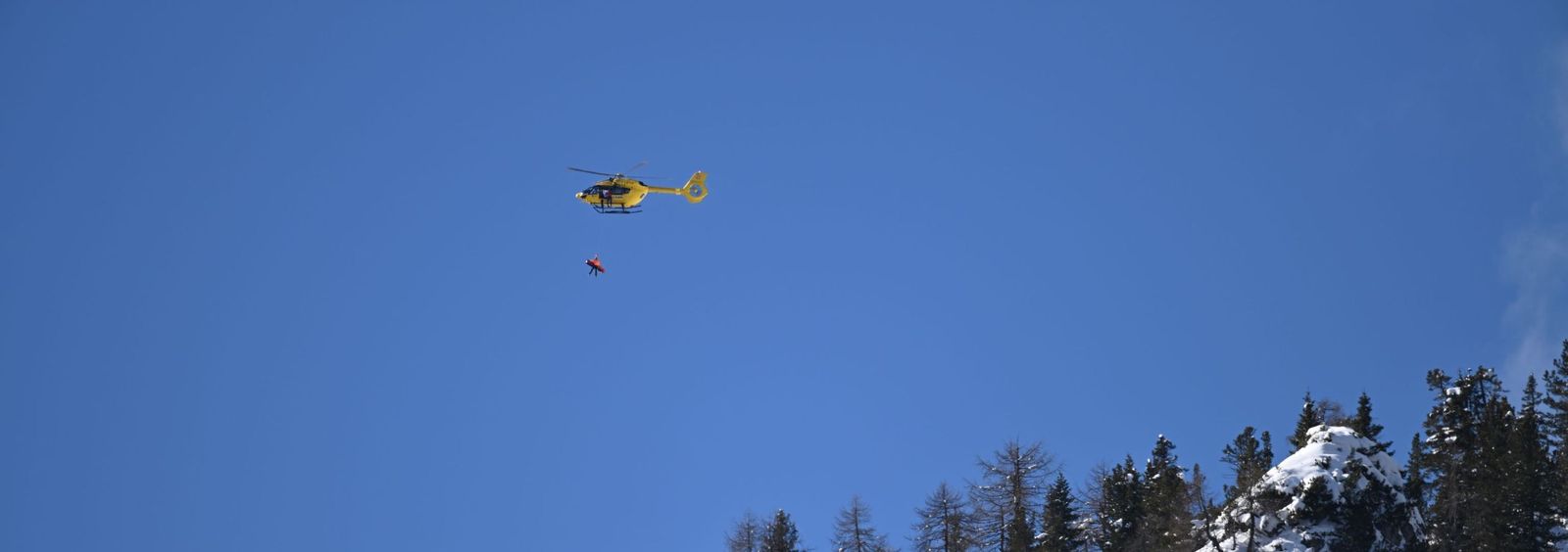 Lindsay Vonn es recogida por un helicóptero tras su caída en el descenso.