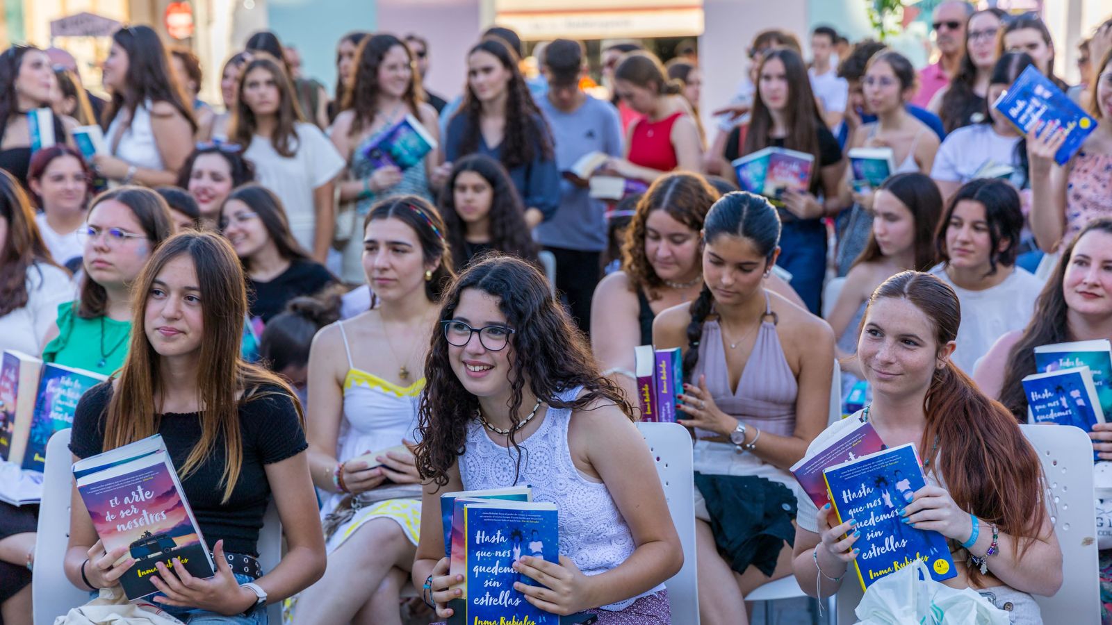 Numerosas jóvenes esperan la firma de ejemplares de Inma Rubiales.
