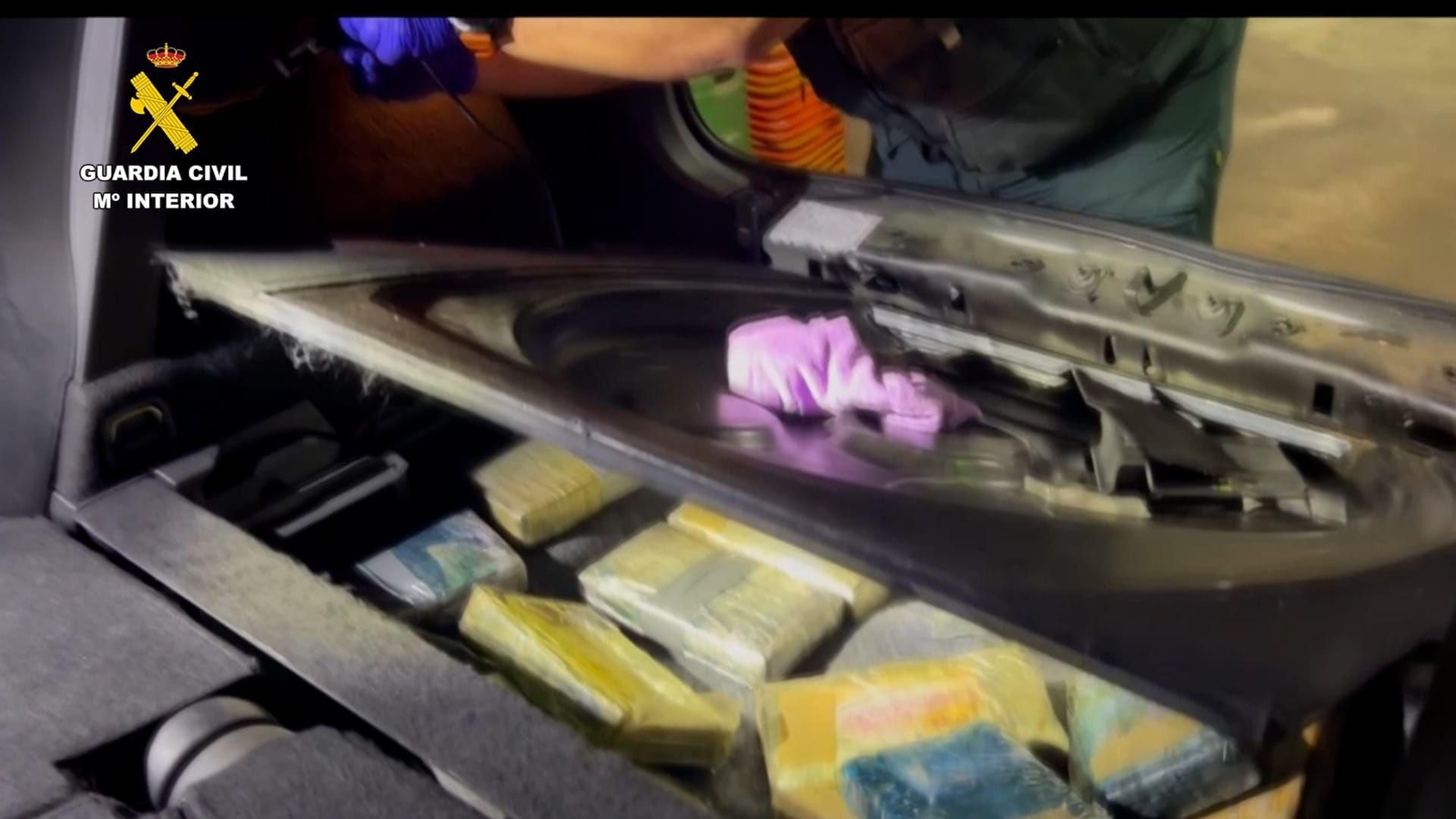 Parte de la cocaína intervenida en un doble fondo.