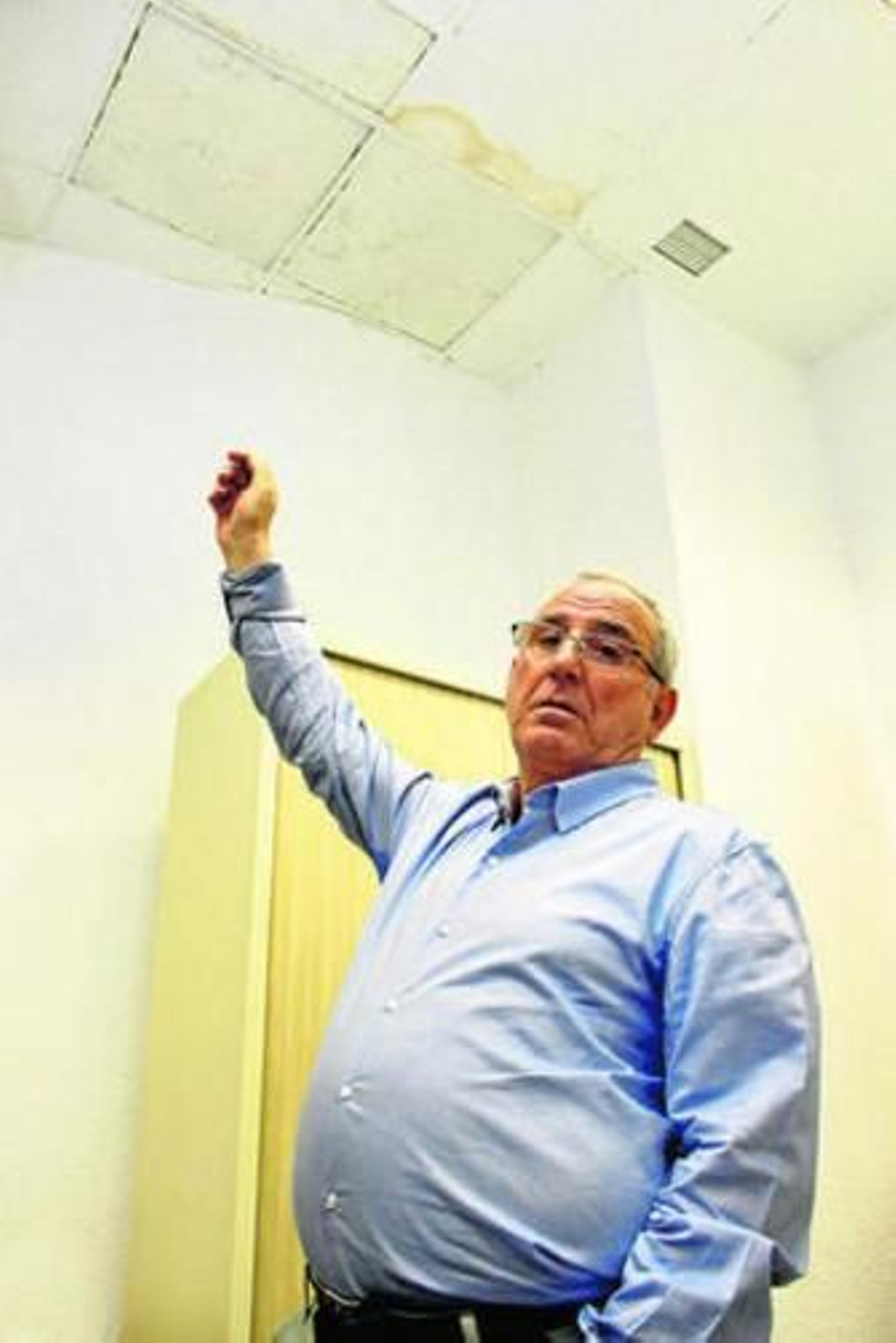 Vilches señala una gotera en su despacho municipal.