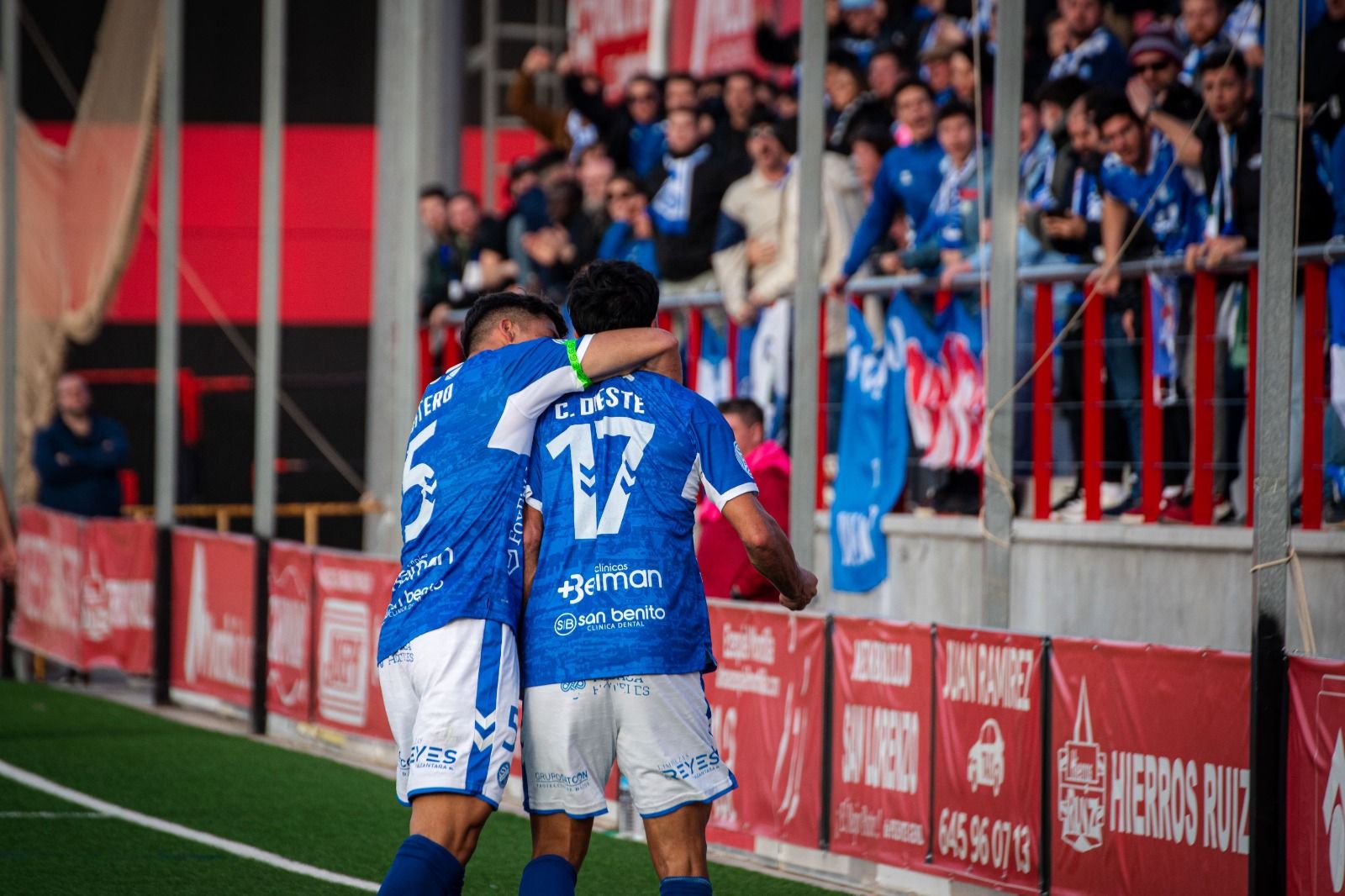 Dieste, celebra el gol conseguido en Puente Genil.