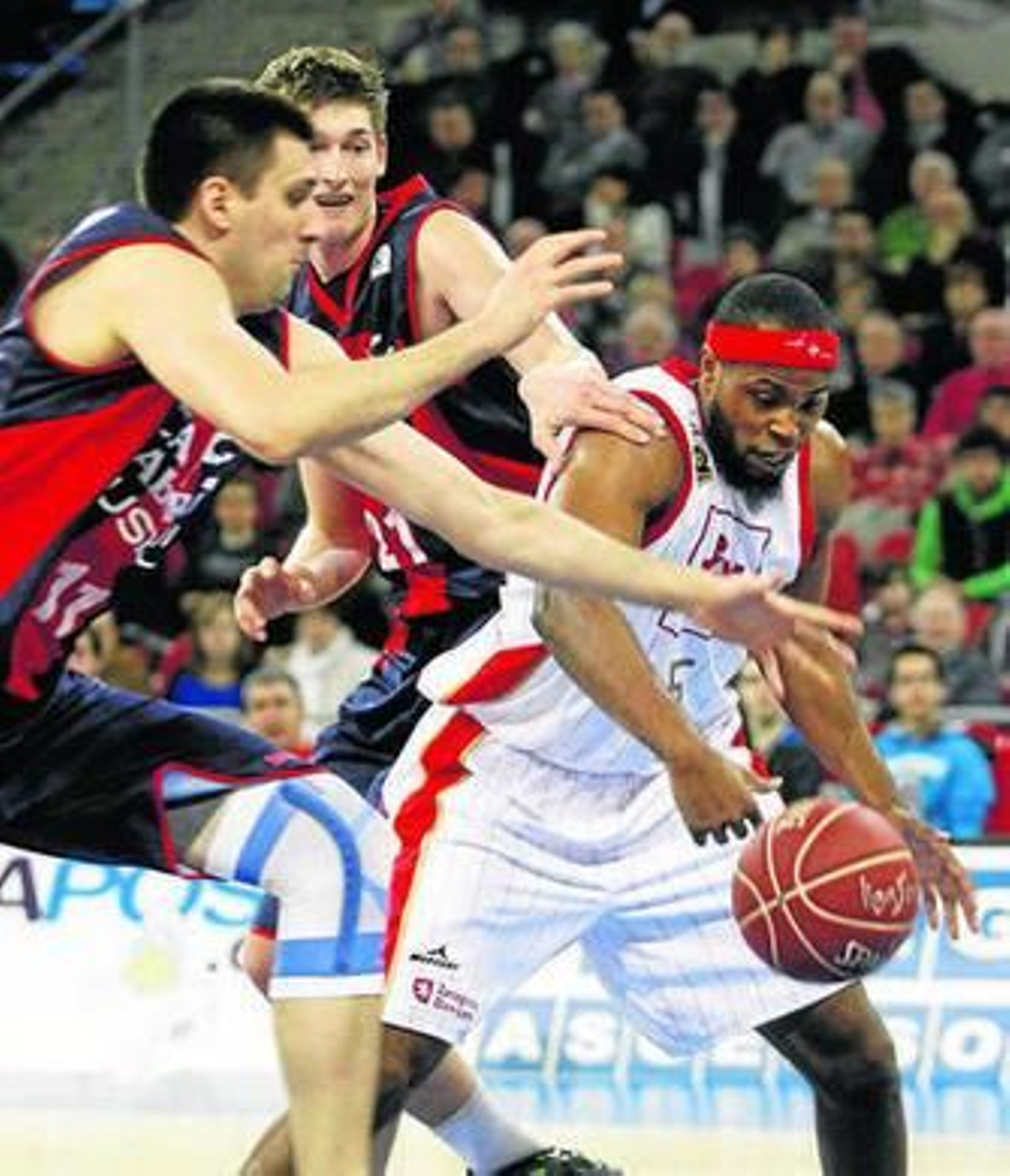 Jones trata de zafarse de Milko Bjeliça y Pleiss.