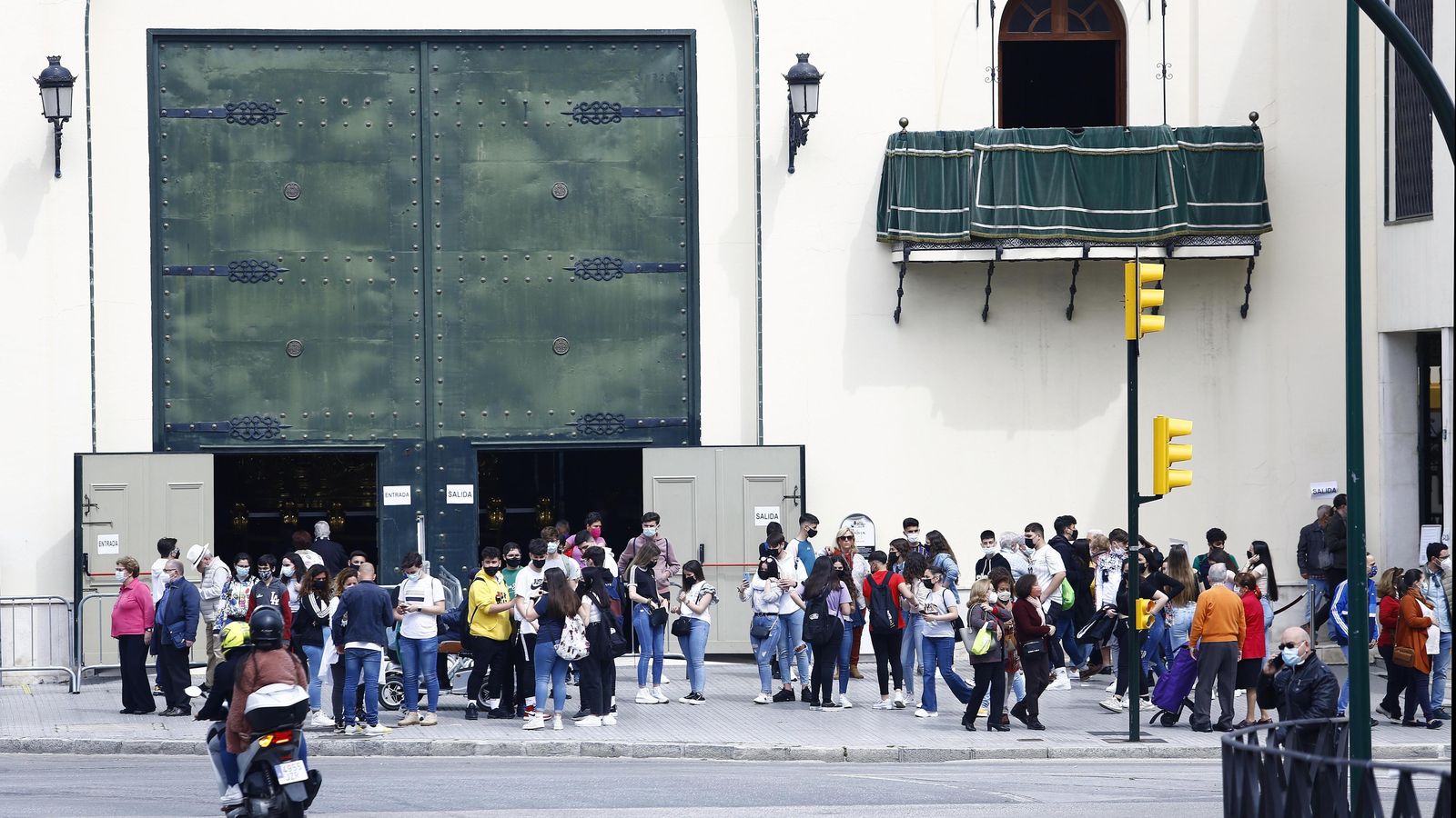 Ambiente en la puerta de la casa hermandad de la Esperanza.