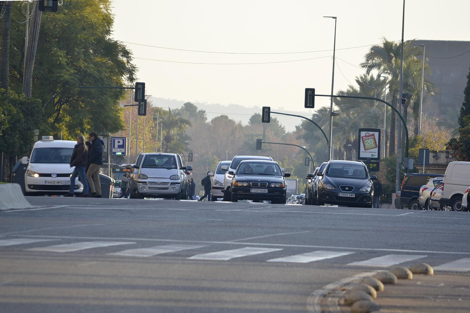 Tráfico en el Paseo de la Victoria de Córdoba.