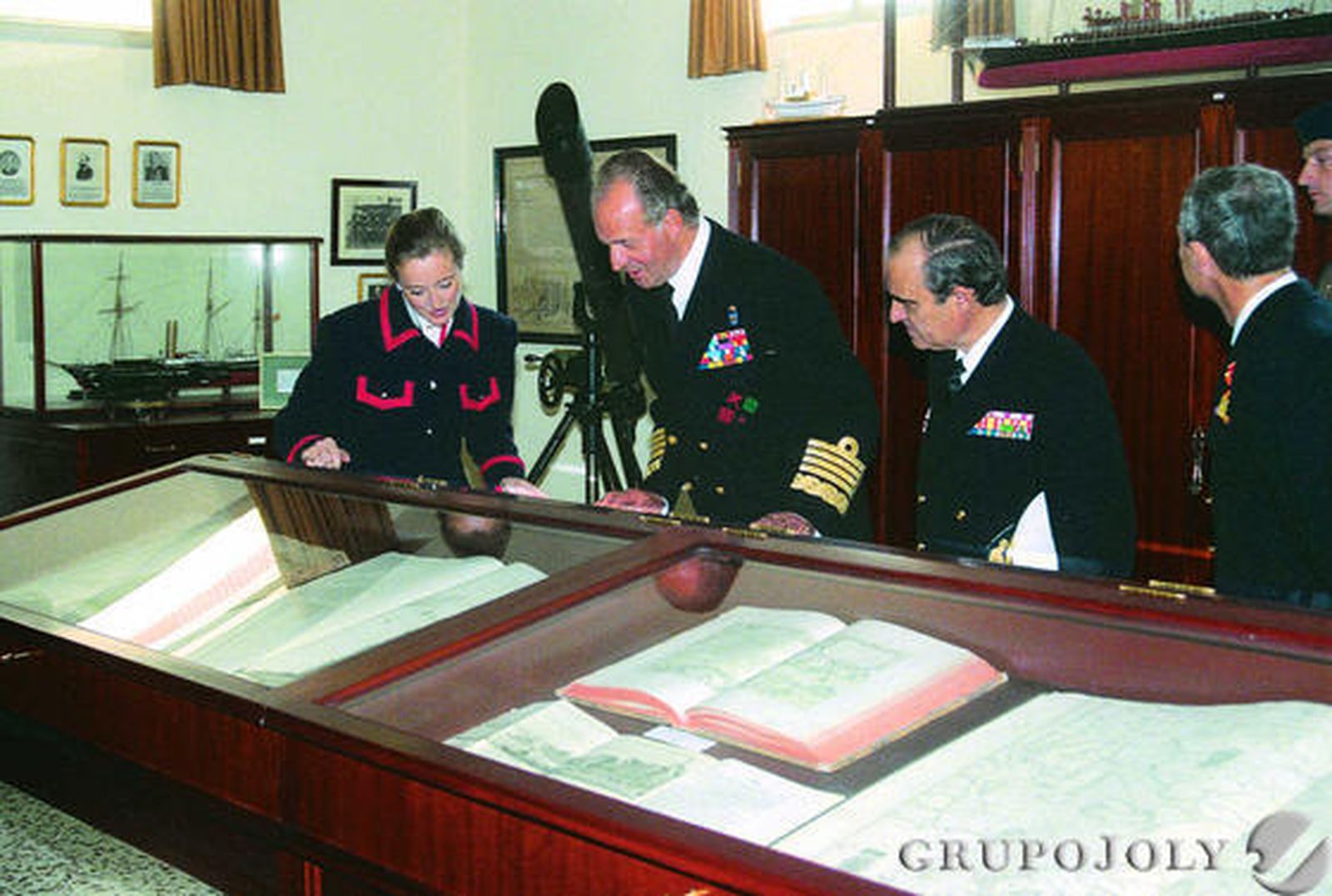 Atento al material que se expone en el Instituto Hidrográfico de Cádiz, que volvió a visitar en 1997. En 2009 lo visitó por última vez como rey./Joaquín Pino