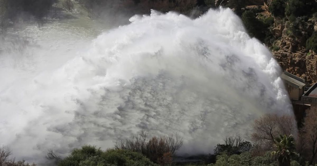 El pantano del Guadalhorce desembalsa agua, año y medio después de rozar su mínimo histórico