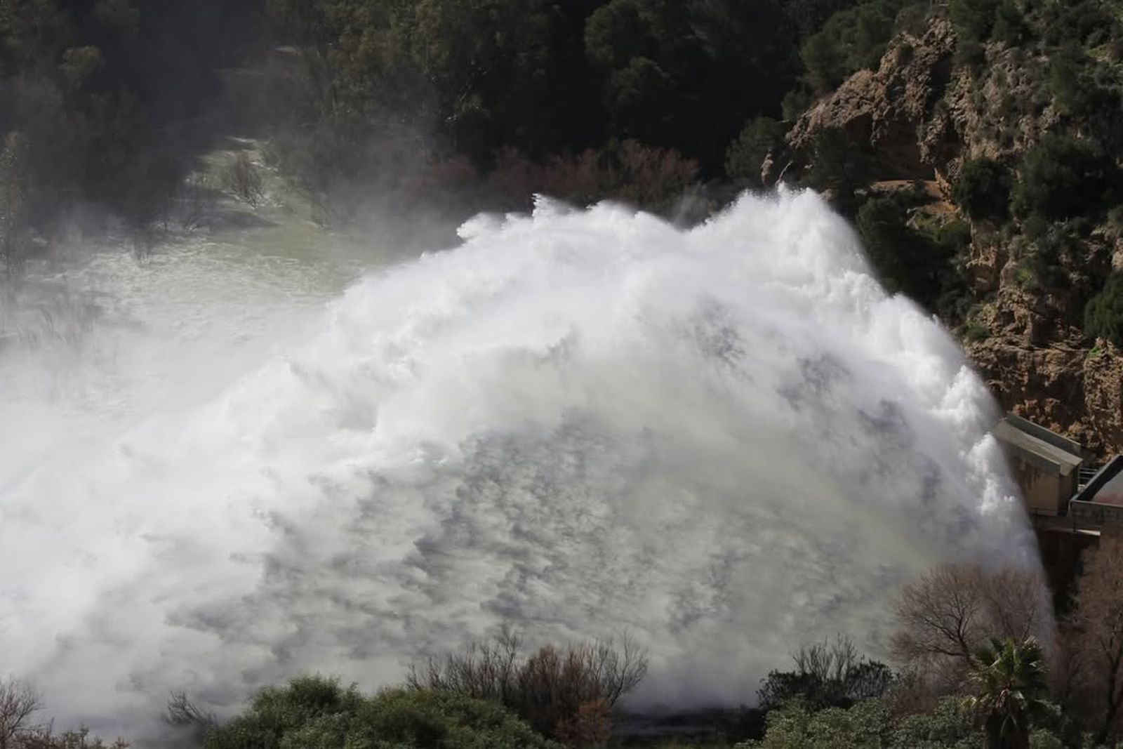 El agua saliendo por las compuertas del embalse del Guadalhore, este viernes.