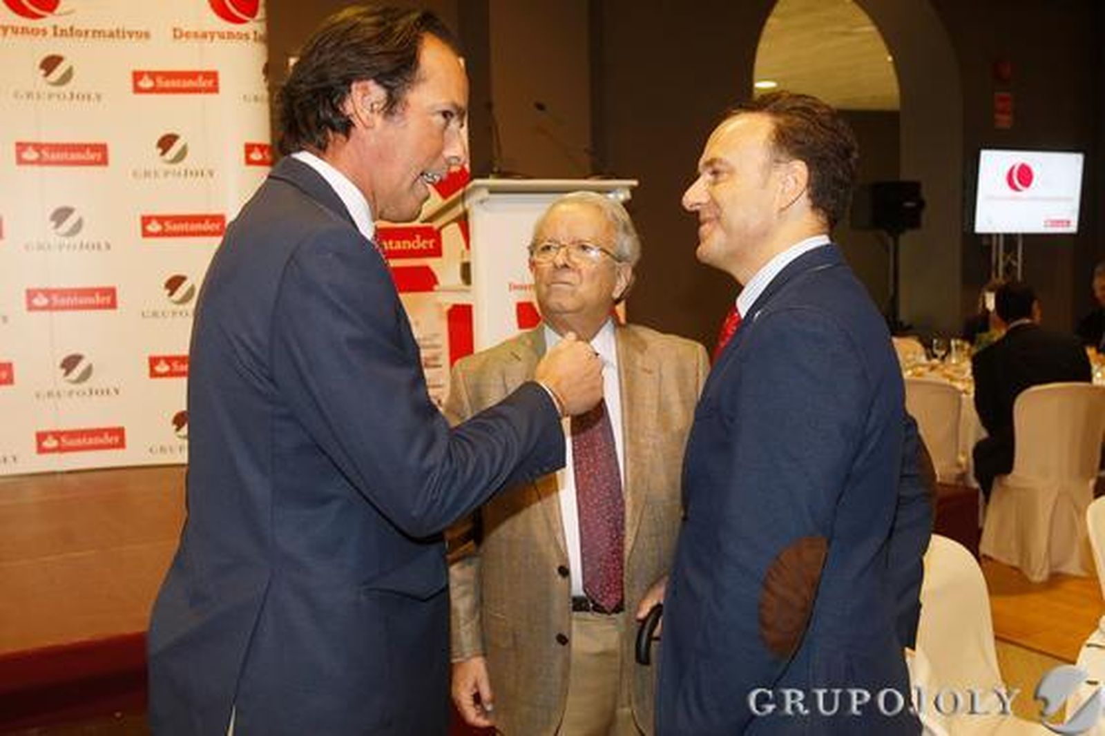 El ‘brand manager’ de Tío Pepe en González Byass, José Argudo, y el alcalde de El Puerto, David de la Encina, charlan en presencia de Ildefonso Marqués.

Foto: Joaquin Pino