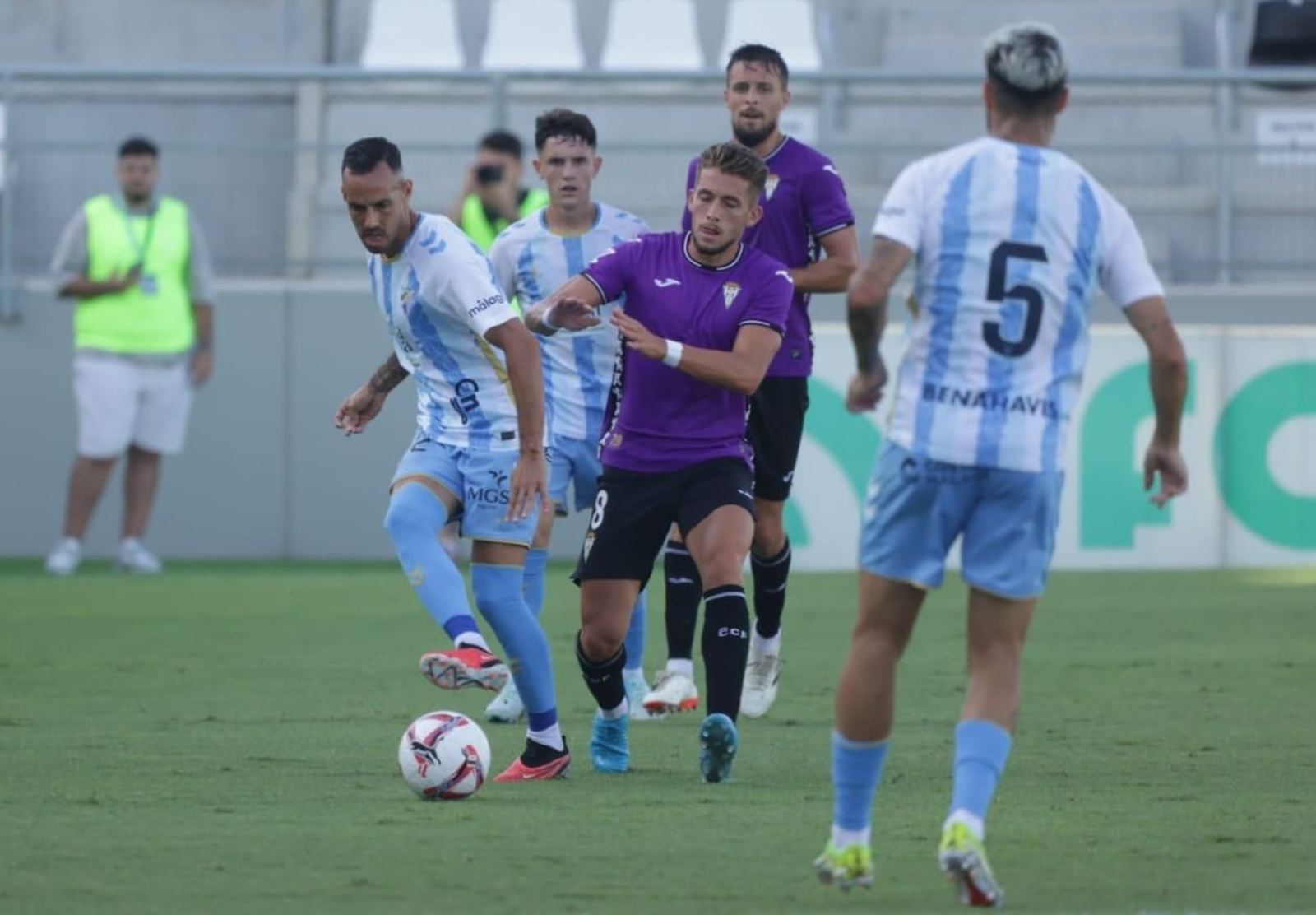 Las mejores fotos del ambiente en el Municipal de La Línea para el Málaga - Córdoba CF