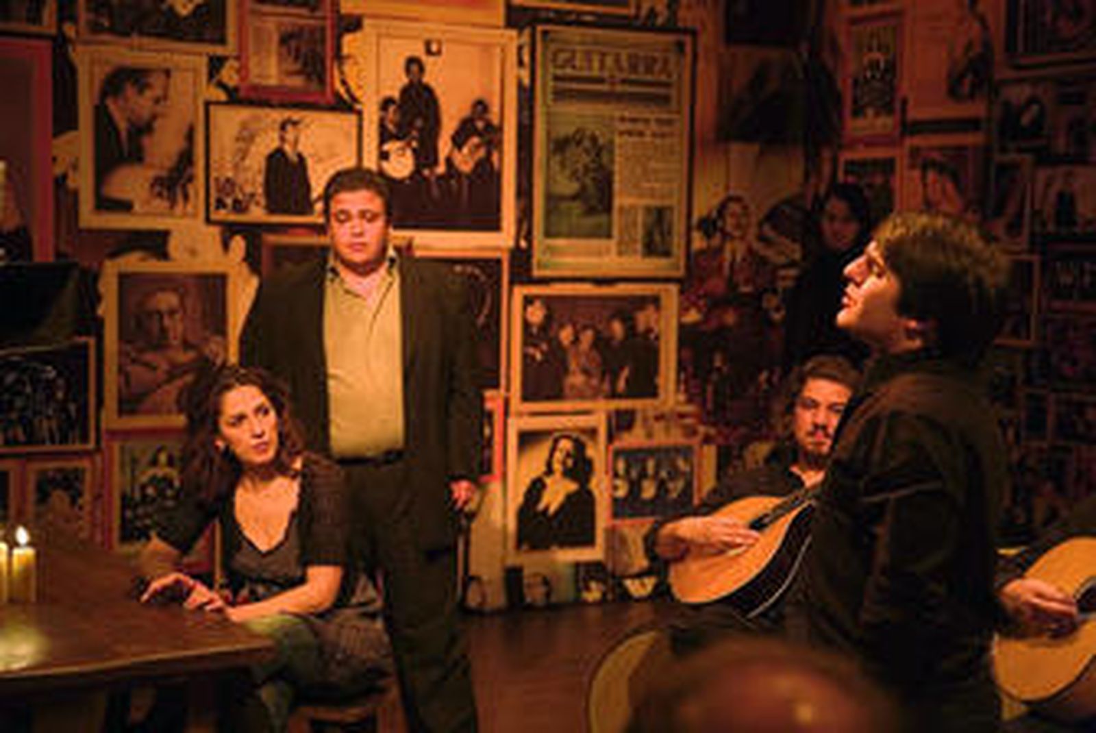 El escenario del Teatro Cervantes se convierte esta noche en una tradicional casa de fados portuguesa.