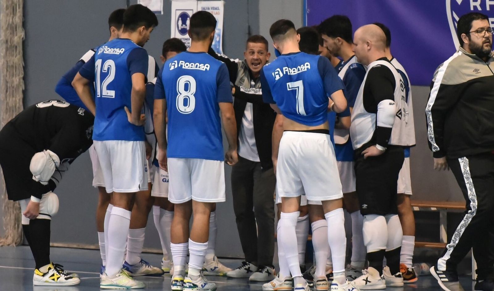Nacho Juncal da instrucciones a sus jugadores en un partido en Guadalcacín.