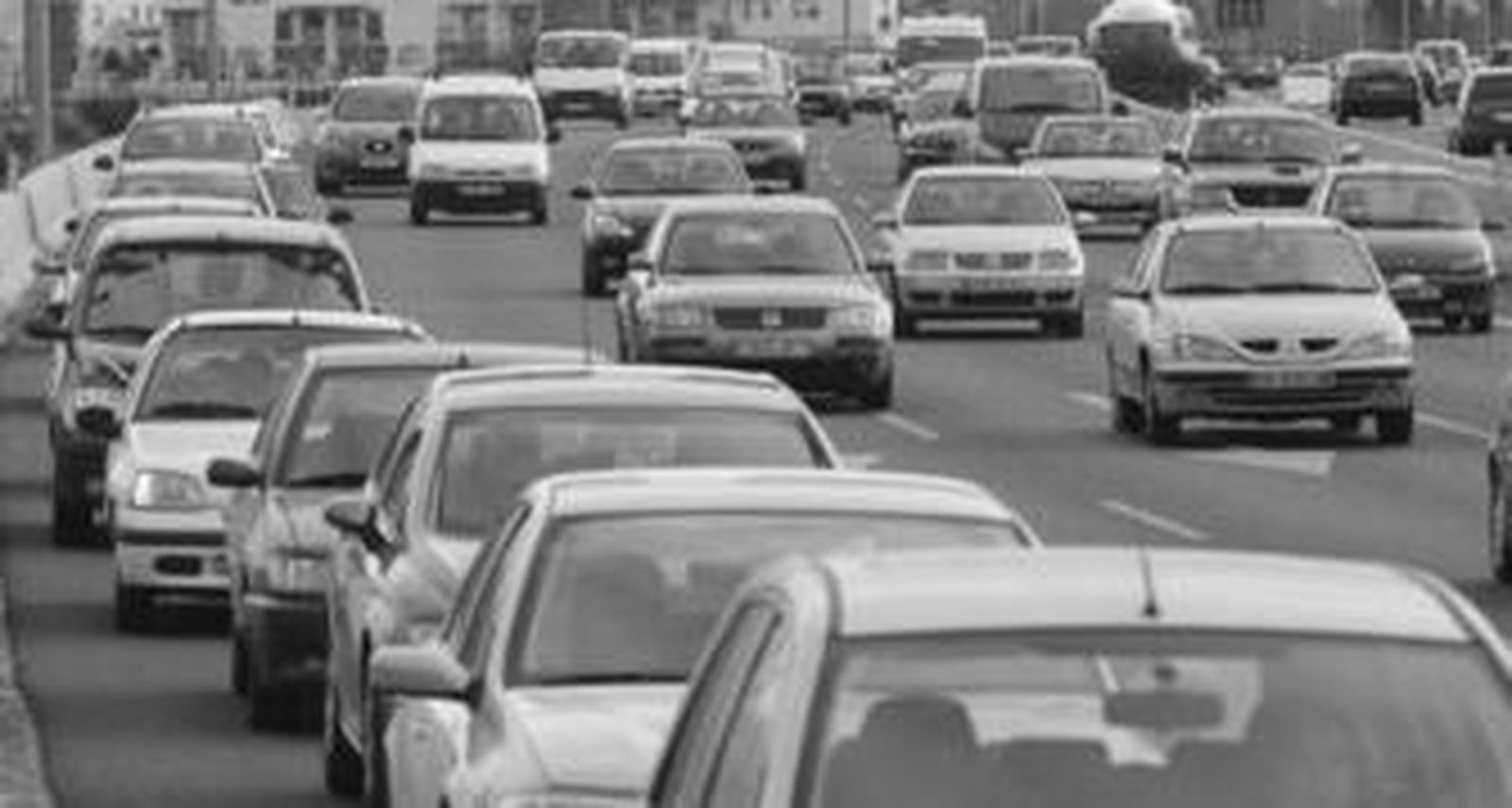 La Circunvalación sufrió ayer cortes de tráfico de media hora por el paso de los ciclistas.