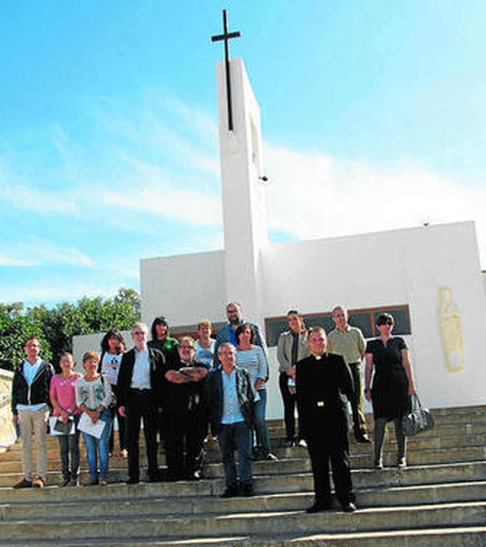 Los asistentes a la colocación de la placa.