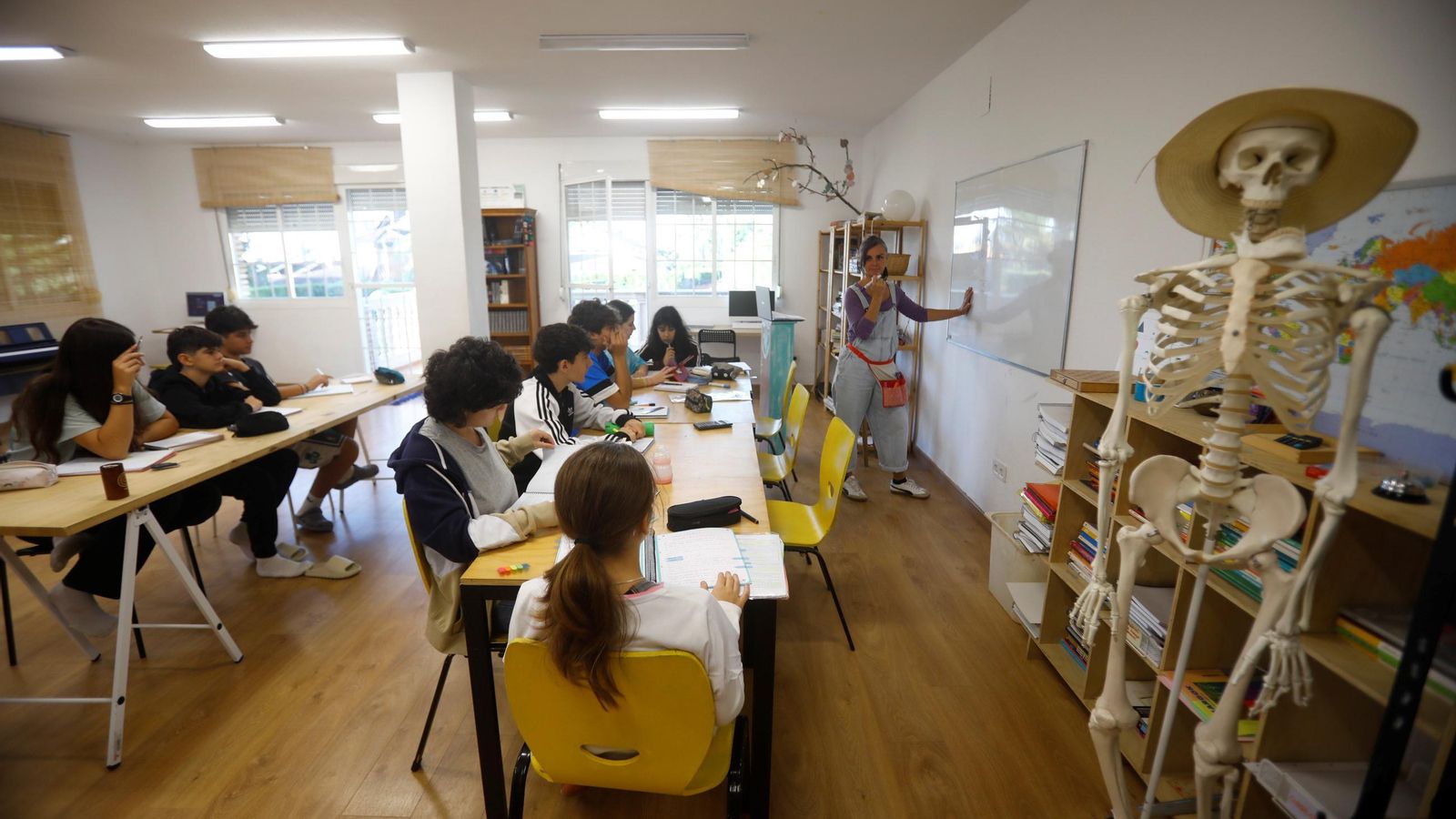 Alumnos en el ambiente de Secundaria de La Trébola Montessori School. Alumnos en el ambiente de Secundaria de La Trébola Montessori School.