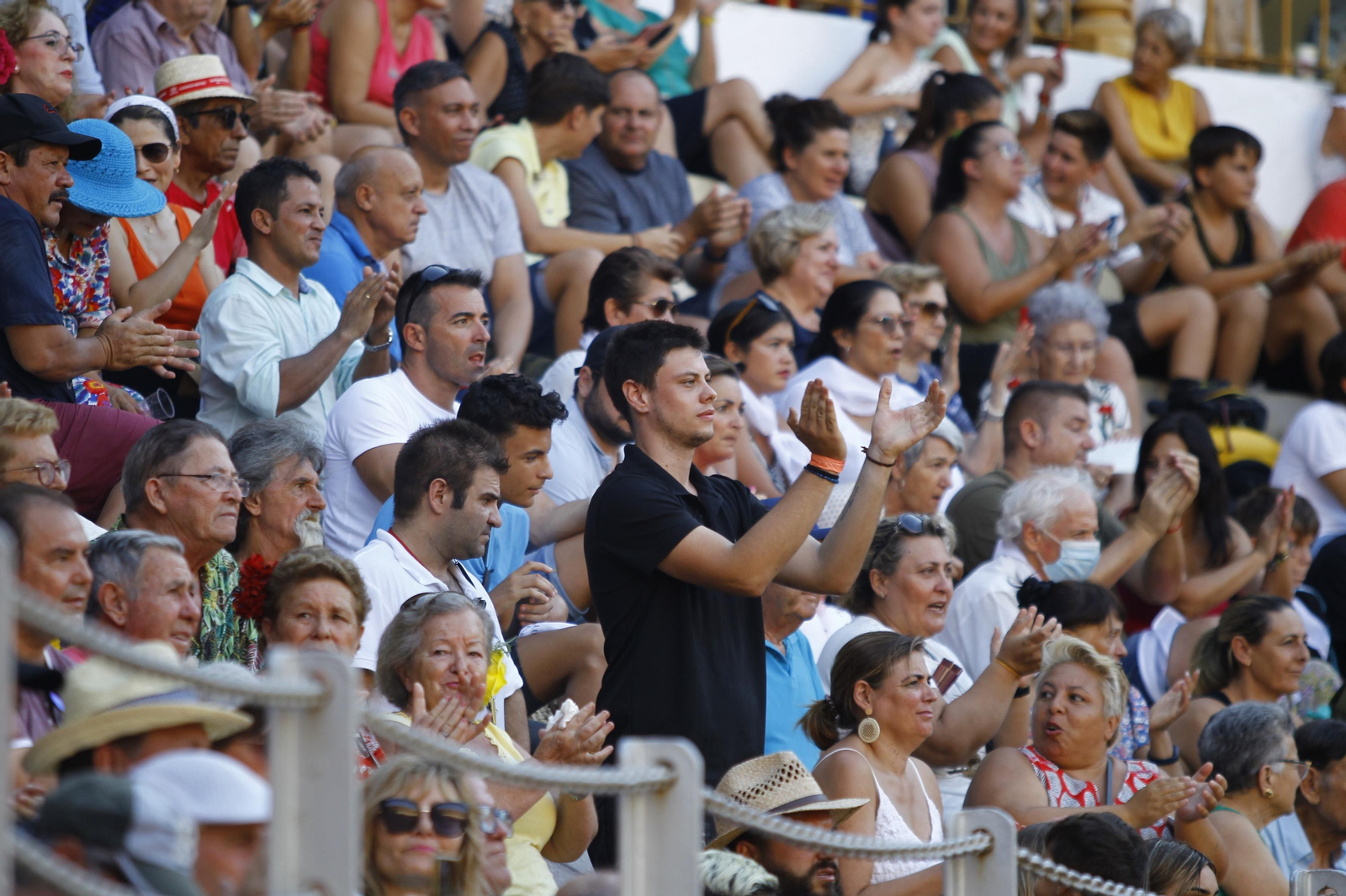 Imágenes del ambiente en la novillada organizada por la Escuela Taurina de Almería