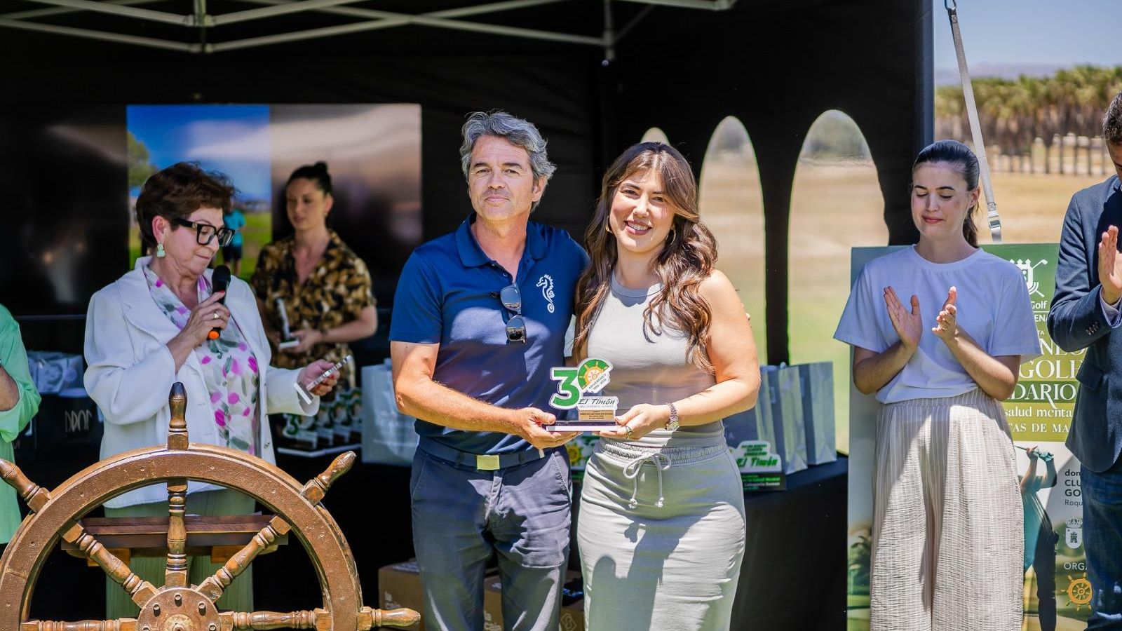 Uno de los ganadores de la competición recibe su premio de manos de la concejal Amalia López.