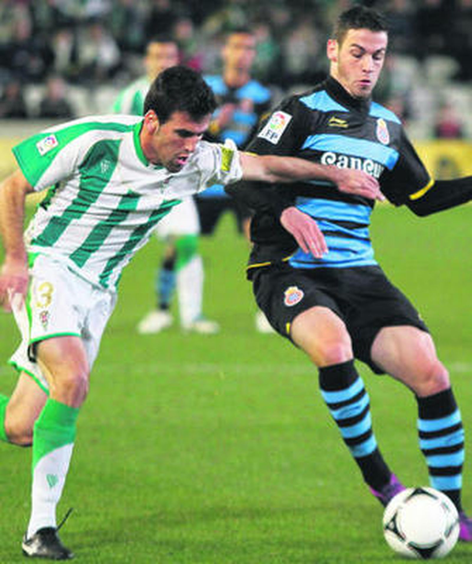 Fuentes (i) pelea por el balón con Álvaro Vázquez.