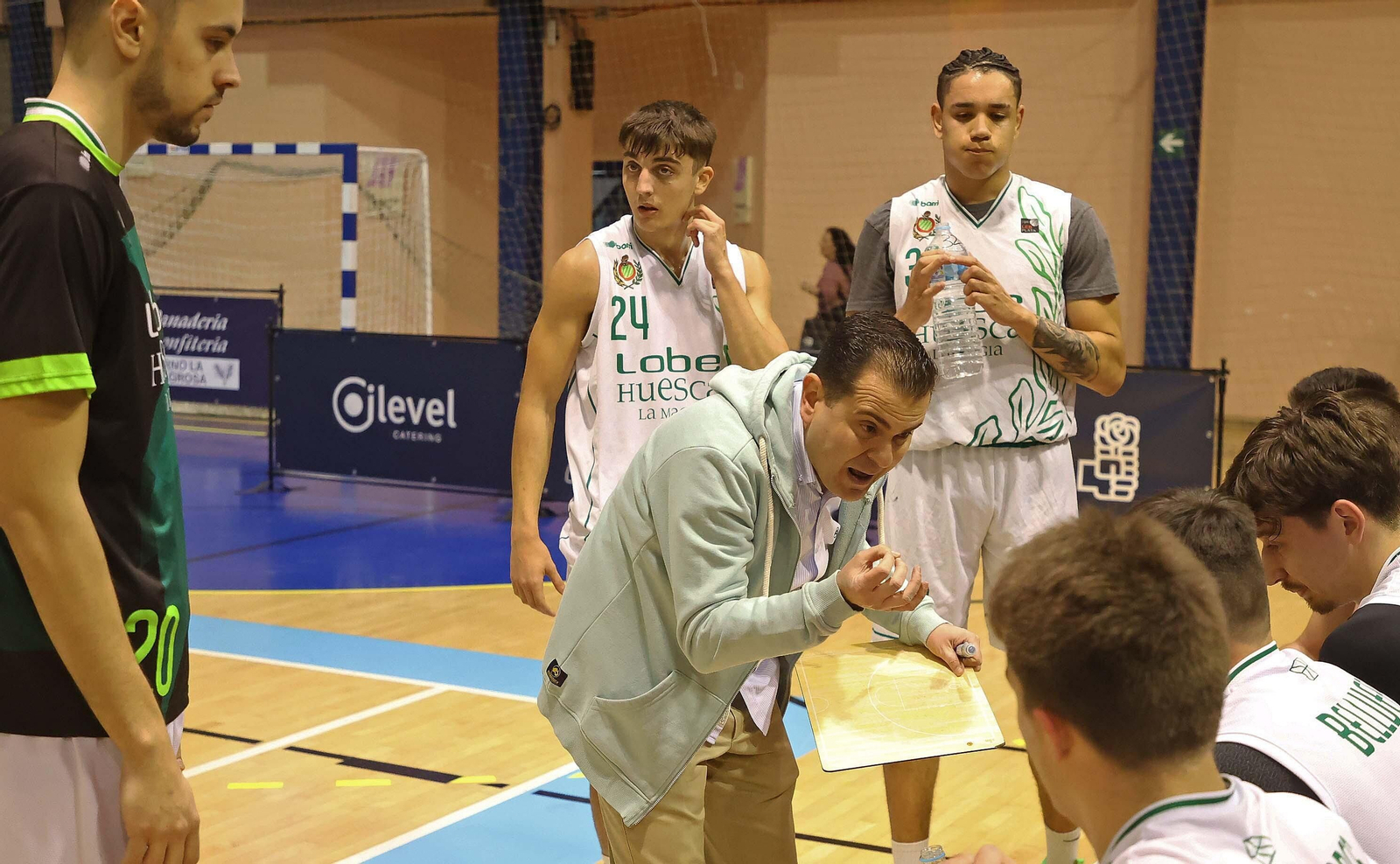 Las mejores fotos del Udea - Huesca, con Scariolo como espectador en el Doctor Juan Carlos Mateo