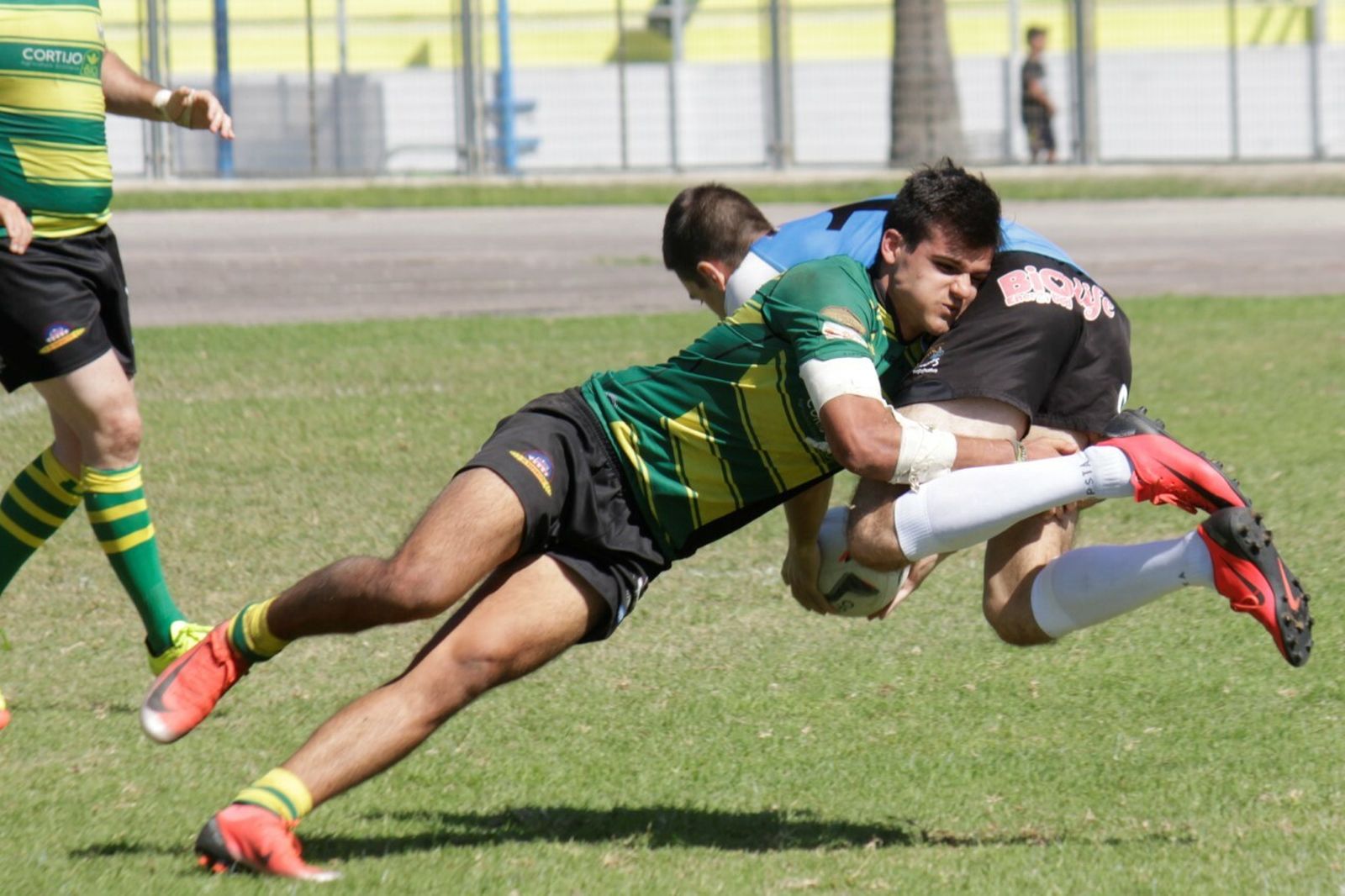 Espectacular placaje de un jugador gualdiverde en el Poli portuense.