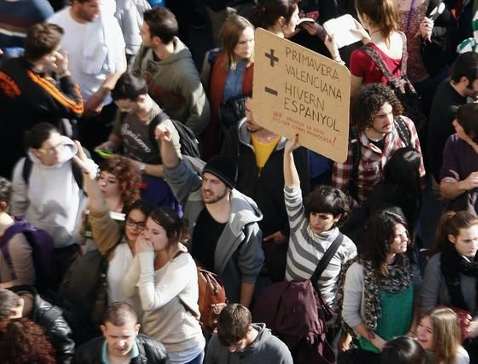 Miles de personas se manifiestan tras las duras cargas policiales.

Foto: efe/afp/reuters