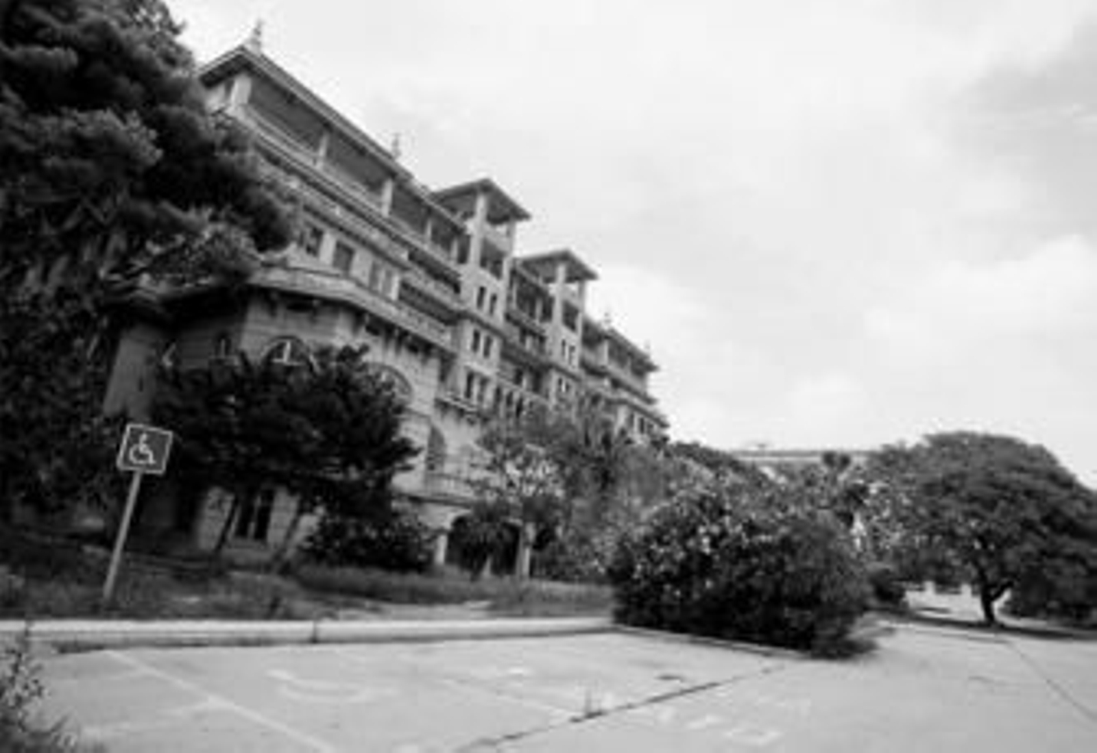 Fachada sur del Palacio de Miramar, que en unos años pasará a convertirse en el primer hotel cinco estrellas de Málaga capital.