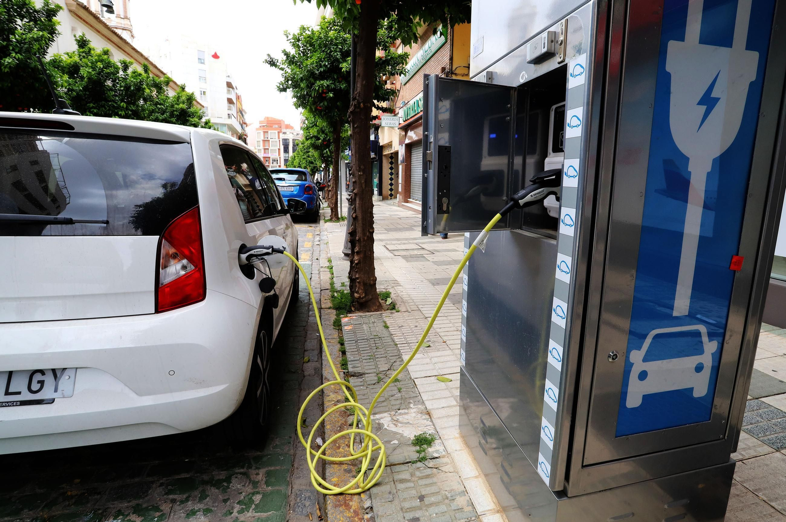 Un coche eléctrico, durante una recarga.