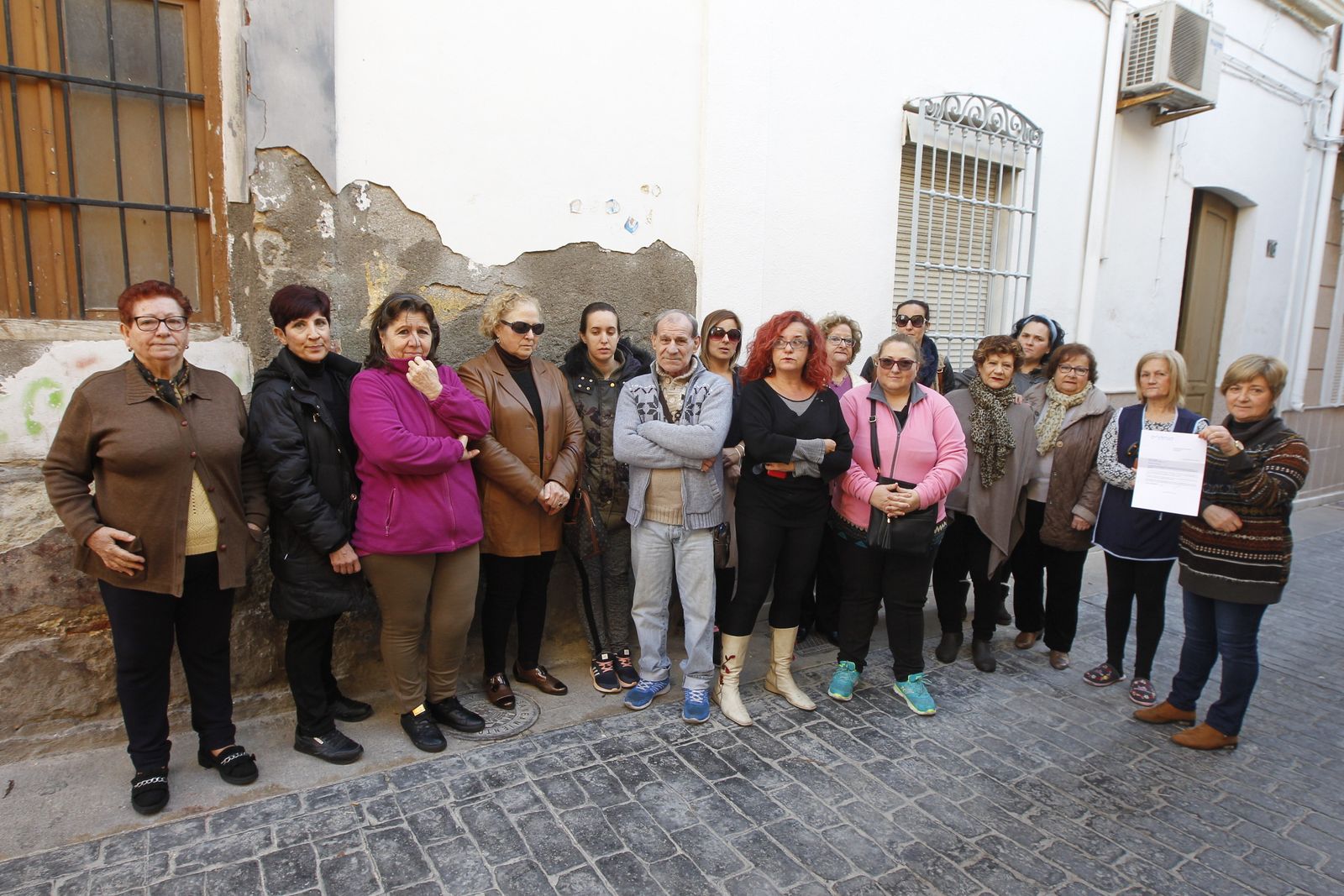 Los vecinos del barrio de La Chanca se han movilizado ya en varias ocasiones para reclamar el fin de los cortes de suministro eléctrico.