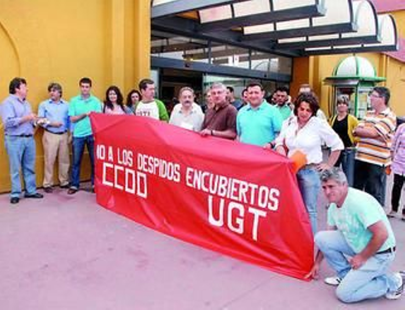 Momento de la protesta, ayer en la puerta del centro comercial.