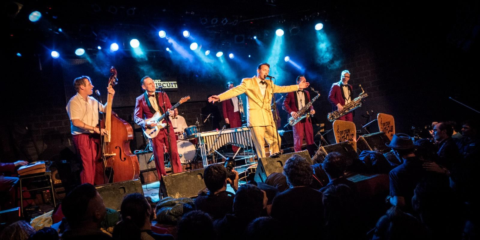 El grupo alemán Ray Collins Hot Club ofrecerá su espectacular directo el sábado 1 de julio en la Plaza de las Monjas onubenses. No habrá nadie en el público que se resista a bailar.