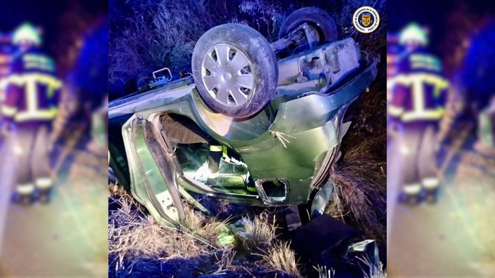 Rescate de los bomberos en el vehículo volcado.