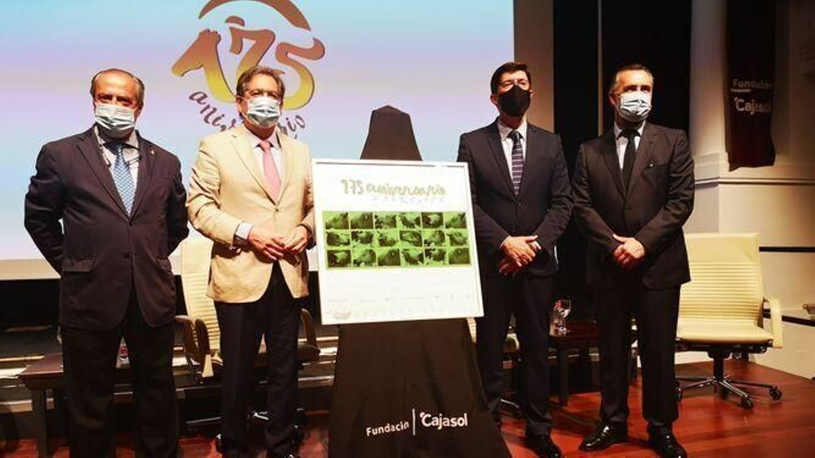 Rafael Hidalgo, primero por la izquierda, durante la presentación del 175 aniversario de carreras.