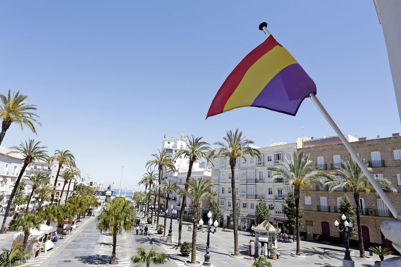 La bandera republicana ondeando en el balcón del Ayuntamiento de Cádiz.
