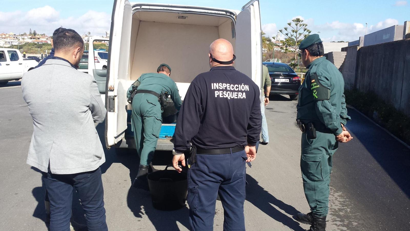 Inspección de pesca en un vehículo.